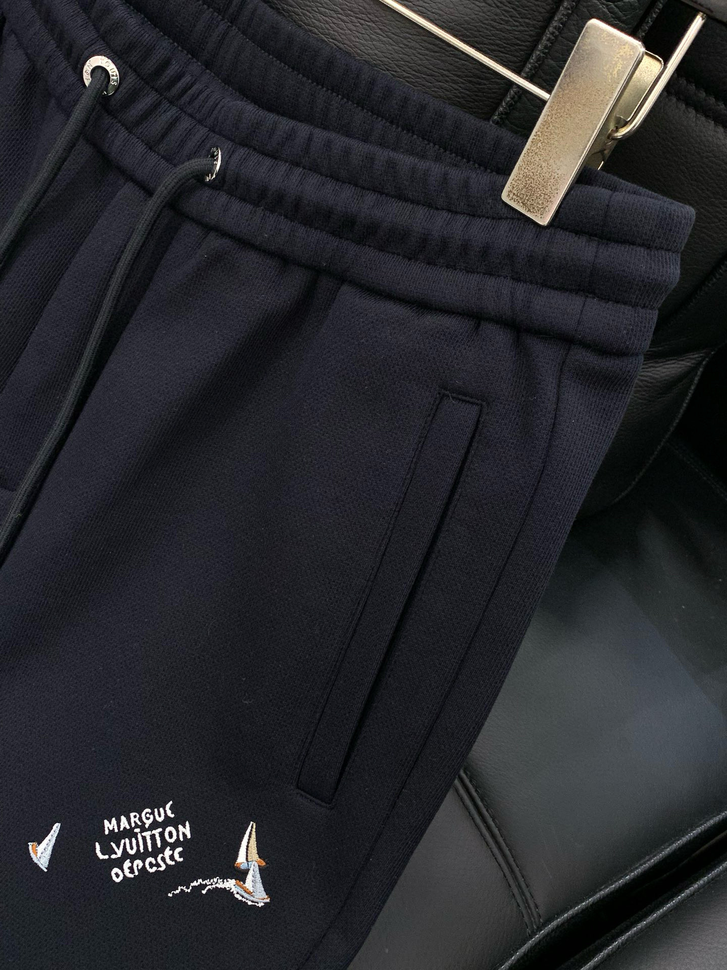 ，LouisVuitton 路易威登，2025冬季最新款，专柜同步有售，原单狠货，时尚➕绒休闲裤，上身很