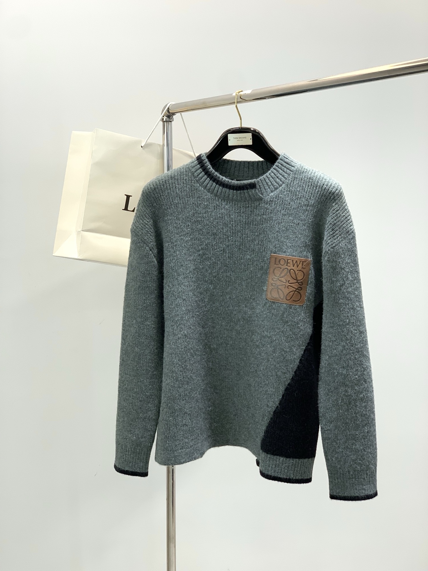NO:684517,, Loewe, the latest model for winter 2025, available at counters at the same time, original order, fashionable and casual knitted crew neck sweater, the upper body is very unique!  Eye-catching and bright, imported original fabric, top-notch printing technology, letter pattern decoration Logo, simple yet fashionable, classic atmosphere, comfortable and breathable, handsome and stylish upper body, 2 colors recommended, size M-2XL,, loewe, loewe, sweaters,19860909,Loewe 罗意威,2025冬季最新款,专柜同步有售,原单狠货,时尚休闲针织圆领毛衣,上身很有特点！吸睛而有亮点,进口原版面料,顶级印花工艺字母图案装饰Logo,简单而不失时尚,经典大气,舒适透气,上身帅气有型,2色推荐,码数M-2XL,,loewe,loewe,sweaters,,Men's clothing