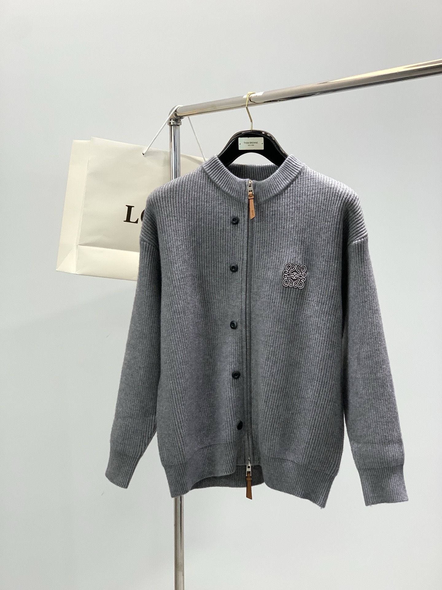 NO:684487,, Loewe, the latest model for winter 2025, available at counters at the same time, original order, fashionable and casual knitted cardigan sweater, the upper body is very unique!  Eye-catching and bright, imported original fabrics, top embroidery craftsmanship letter pattern decoration Logo, original hardware accessories decoration, simple yet fashionable, classic atmosphere, comfortable and breathable, handsome and stylish upper body, 2 colors recommended, size M-2XL,, loewe, loewe, sweaters,19860909,Loewe 罗意威,2025冬季最新款,专柜同步有售,原单狠货,时尚休闲针织开衫毛衣,上身很有特点！吸睛而有亮点,进口原版面料,顶级刺绣工艺字母图案装饰Logo,原版五金辅料装饰,简单而不失时尚,经典大气,舒适透气,上身帅气有型,2色推荐,码数M-2XL,,loewe,loewe,sweaters,,Men's clothing