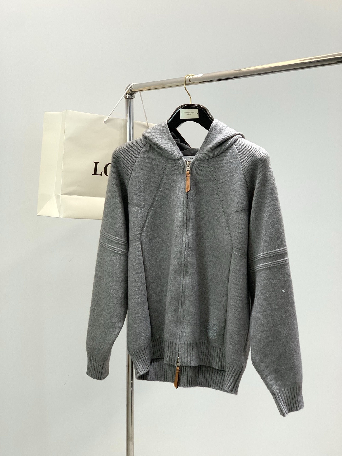 NO:684533,, Loewe, the latest model for winter 2025, available at counters at the same time, original order, fashionable and casual hooded knitted cardigan sweater, the upper body is very unique!  Eye-catching and bright, imported original fabrics, top embroidery craftsmanship letter pattern decoration Logo, original hardware accessories decoration, simple yet fashionable, classic atmosphere, comfortable and breathable, handsome and stylish upper body, 3 colors recommended, size M-2XL,, loewe, loewe, sweaters, hats,19860909,Loewe 罗意威,2025冬季最新款,专柜同步有售,原单狠货,时尚休闲连帽针织开衫毛衣,上身很有特点！吸睛而有亮点,进口原版面料,顶级刺绣工艺字母图案装饰Logo,原版五金辅料装饰,简单而不失时尚,经典大气,舒适透气,上身帅气有型,3色推荐,码数M-2XL,,loewe,loewe,sweaters,hats,,Men's clothing