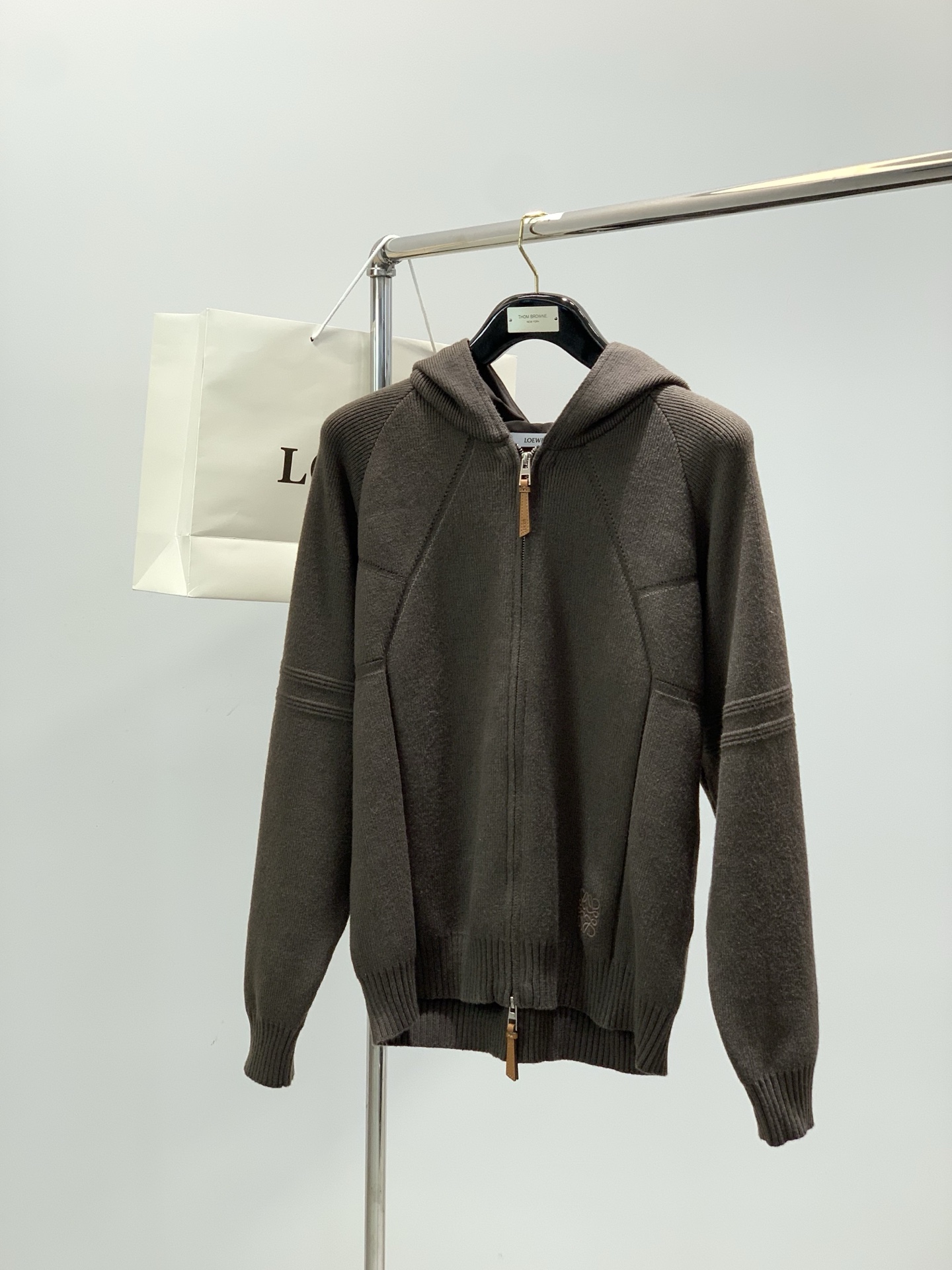 NO:684541,, Loewe, the latest model for winter 2025, available at counters at the same time, original order, fashionable and casual hooded knitted cardigan sweater, the upper body is very unique!  Eye-catching and bright, imported original fabrics, top embroidery craftsmanship letter pattern decoration Logo, original hardware accessories decoration, simple yet fashionable, classic atmosphere, comfortable and breathable, handsome and stylish upper body, 3 colors recommended, size M-2XL,, loewe, loewe, sweaters, hats,19860909,Loewe 罗意威,2025冬季最新款,专柜同步有售,原单狠货,时尚休闲连帽针织开衫毛衣,上身很有特点！吸睛而有亮点,进口原版面料,顶级刺绣工艺字母图案装饰Logo,原版五金辅料装饰,简单而不失时尚,经典大气,舒适透气,上身帅气有型,3色推荐,码数M-2XL,,loewe,loewe,sweaters,hats,,Men's clothing