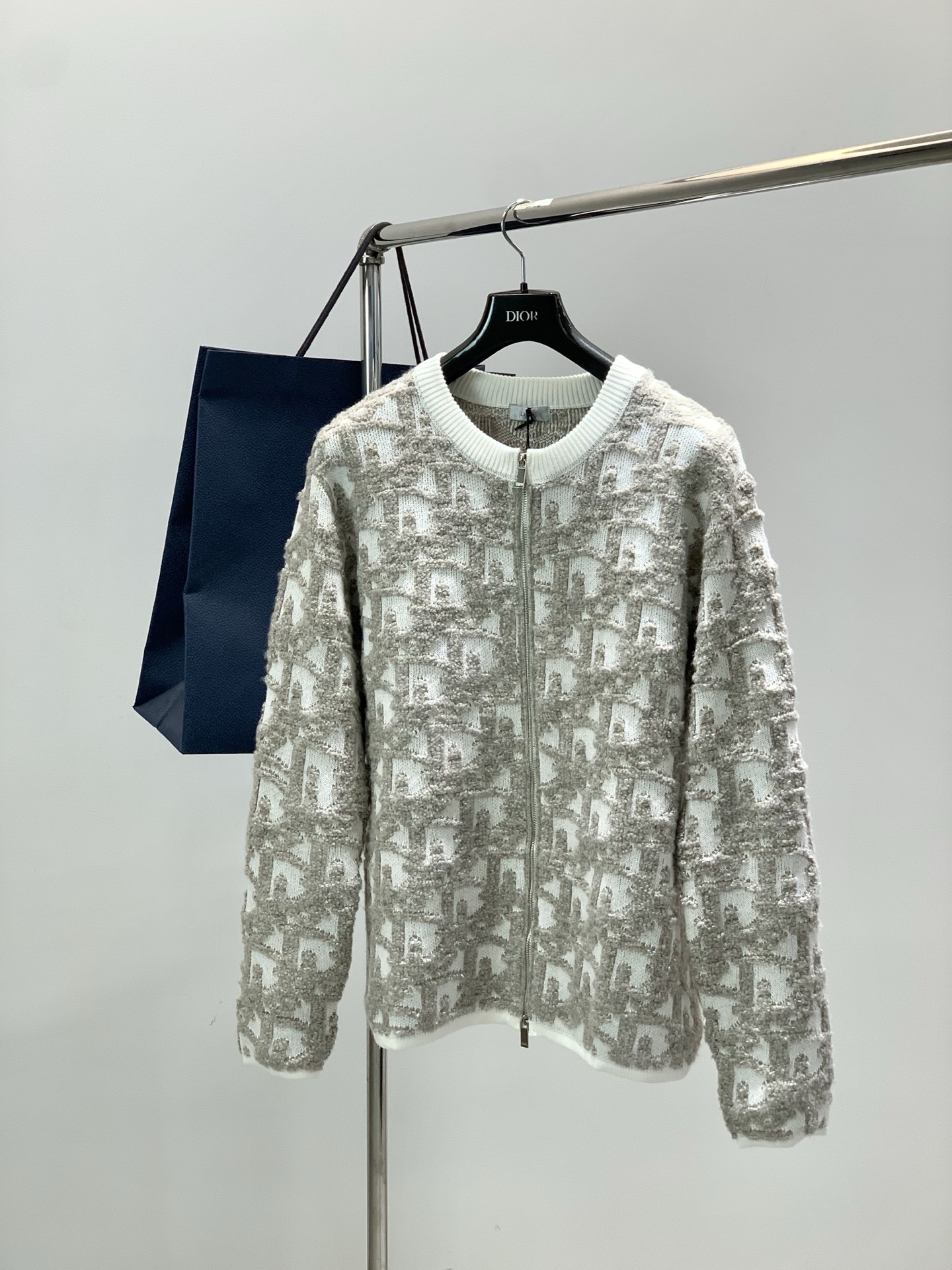 NO:684516,, Dior, 2025 new winter products, available at counters simultaneously, simple and fashionable casual knitted cardigan sweater, original imported fabrics, comfortable and breathable, top-notch embroidered letter pattern logo, original hardware accessories decoration, extremely high-grade, unique design, fashionable and handsome upper body!  Size S-XL,,dior,dior,sweaters,19860909,Dior 迪奥, 2025冬季新品,专柜同步有售,简约时尚休闲针织开衫毛衣,原版进口面料,舒适透气,顶级刺绣工艺字母图案logo,原版五金辅料装饰,档次极高,独特设计,上身时尚帅气！码数S-XL,,dior,dior,sweaters,,Men's clothing