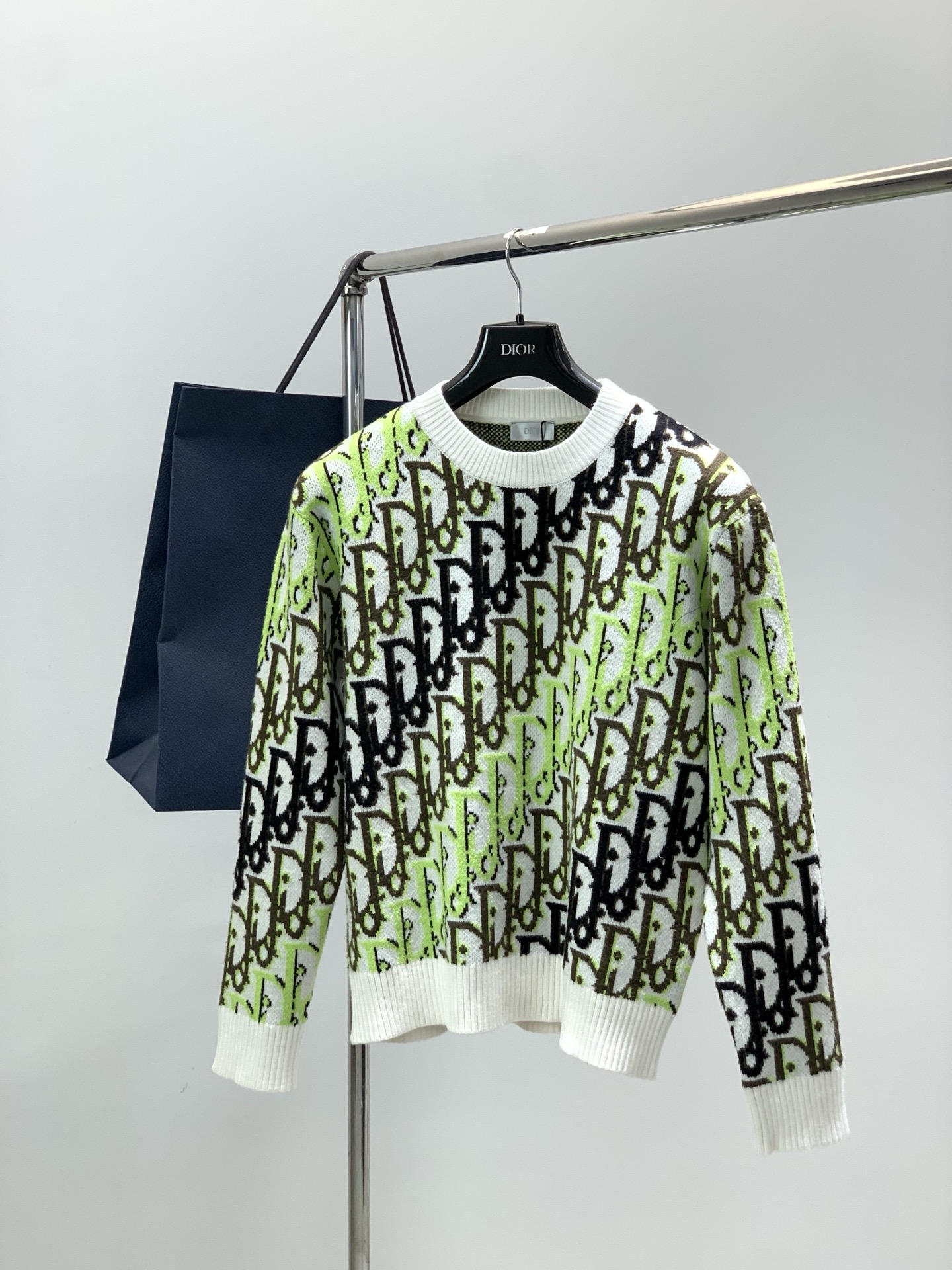 NO:684532,, Dior, 2025 winter new products, available at counters simultaneously, simple, fashionable and casual round neck long-sleeved knitted sweater, original imported fabric, comfortable and breathable, top knitting technology letter pattern logo, extremely high grade, unique design, fashionable and handsome upper body!  Size S-XL,,dior,dior,sweaters,19860909,Dior 迪奥, 2025冬季新品,专柜同步有售,简约时尚休闲圆领长袖针织毛衣,原版进口面料,舒适透气,顶级针织工艺字母图案logo,档次极高,独特设计,上身时尚帅气！码数S-XL,,dior,dior,sweaters,,Men's clothing