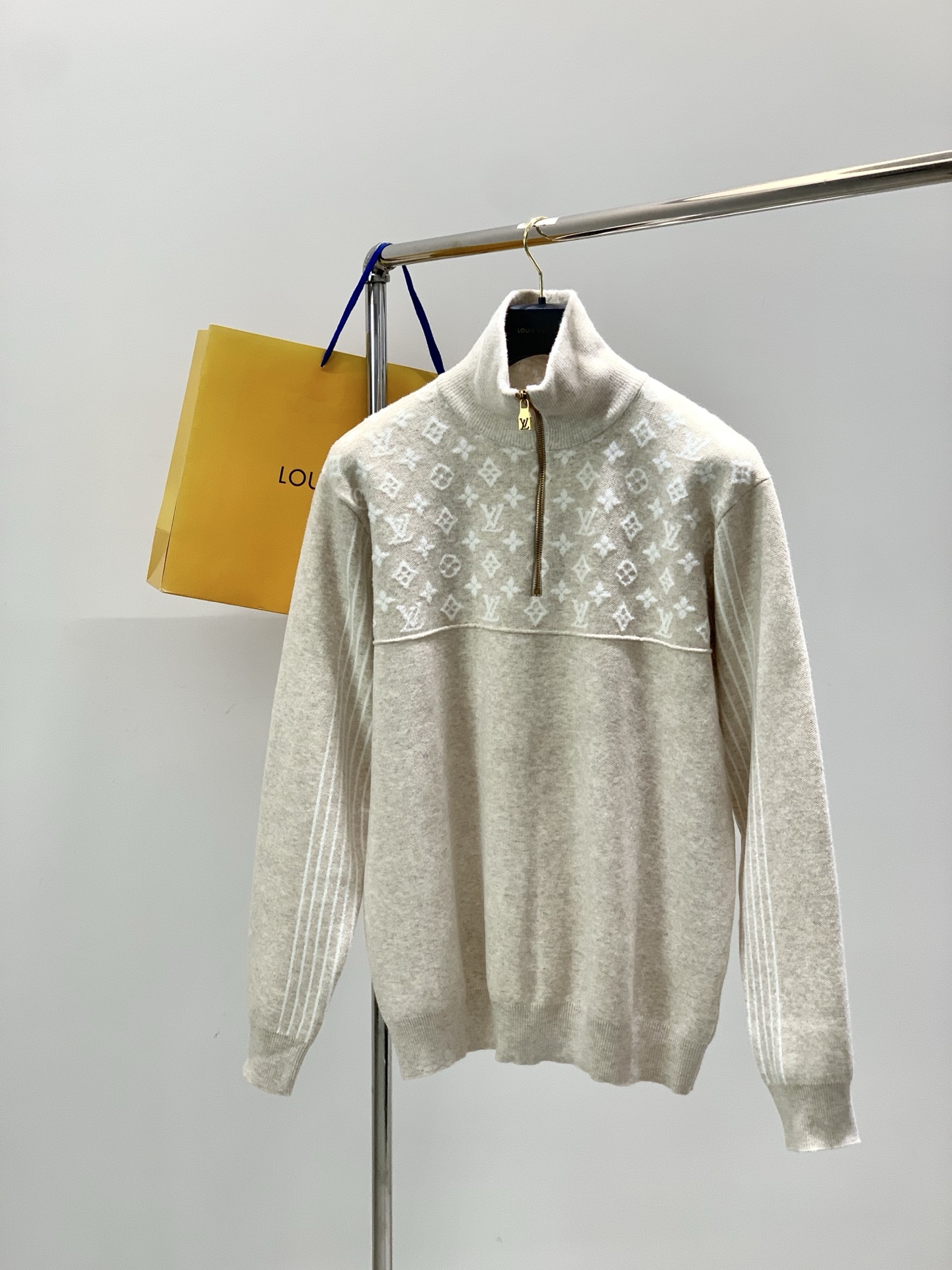 NO:686034,High version, Louis Vuitton, the latest model for autumn and winter 2025, available at counters at the same time, original order, fashionable and casual knitted half-turtleneck sweater, the upper body is very unique!  Eye-catching and bright, imported original fabrics, top-notch knitting technology letter pattern decoration Logo, original hardware accessories decoration, simple yet fashionable, classic atmosphere, comfortable and breathable, handsome and stylish upper body, size S-XL,, louis vuitton, louis vuitton, sweaters,19860909高版,LouisVuitton 路易威登,2025秋冬最新款,专柜同步有售,原单狠货,时尚休闲针织半高领毛衣,上身很有特点！吸睛而有亮点,进口原版面料,顶级针织工艺字母图案装饰Logo,原版五金辅料装饰,简单而不失时尚,经典大气,舒适透气,上身帅气有型,码数S-XL,,louis vuitton,louis vuitton,sweaters,,Men's clothing