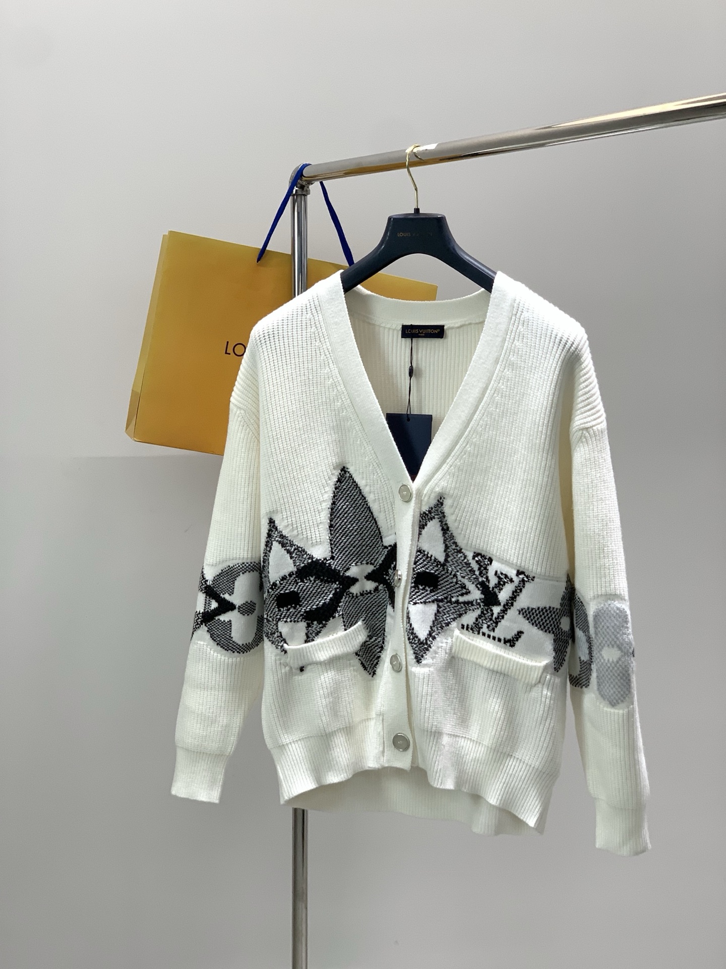 NO:684528,, Louis Vuitton, the latest model for winter 2025, available at counters at the same time, original order, fashionable and casual knitted cardigan sweater, the upper body is very unique!  Eye-catching and bright, imported original fabrics, top-notch knitting technology letter pattern decoration Logo, original hardware accessories decoration, simple yet fashionable, classic atmosphere, comfortable and breathable, handsome and stylish upper body, size S-XL,, louis vuitton, louis vuitton, sweaters,19860909,LouisVuitton 路易威登,2025冬季最新款,专柜同步有售,原单狠货,时尚休闲针织开衫毛衣,上身很有特点！吸睛而有亮点,进口原版面料,顶级针织工艺字母图案装饰Logo,原版五金辅料装饰,简单而不失时尚,经典大气,舒适透气,上身帅气有型,码数S-XL,,louis vuitton,louis vuitton,sweaters,,Men's clothing