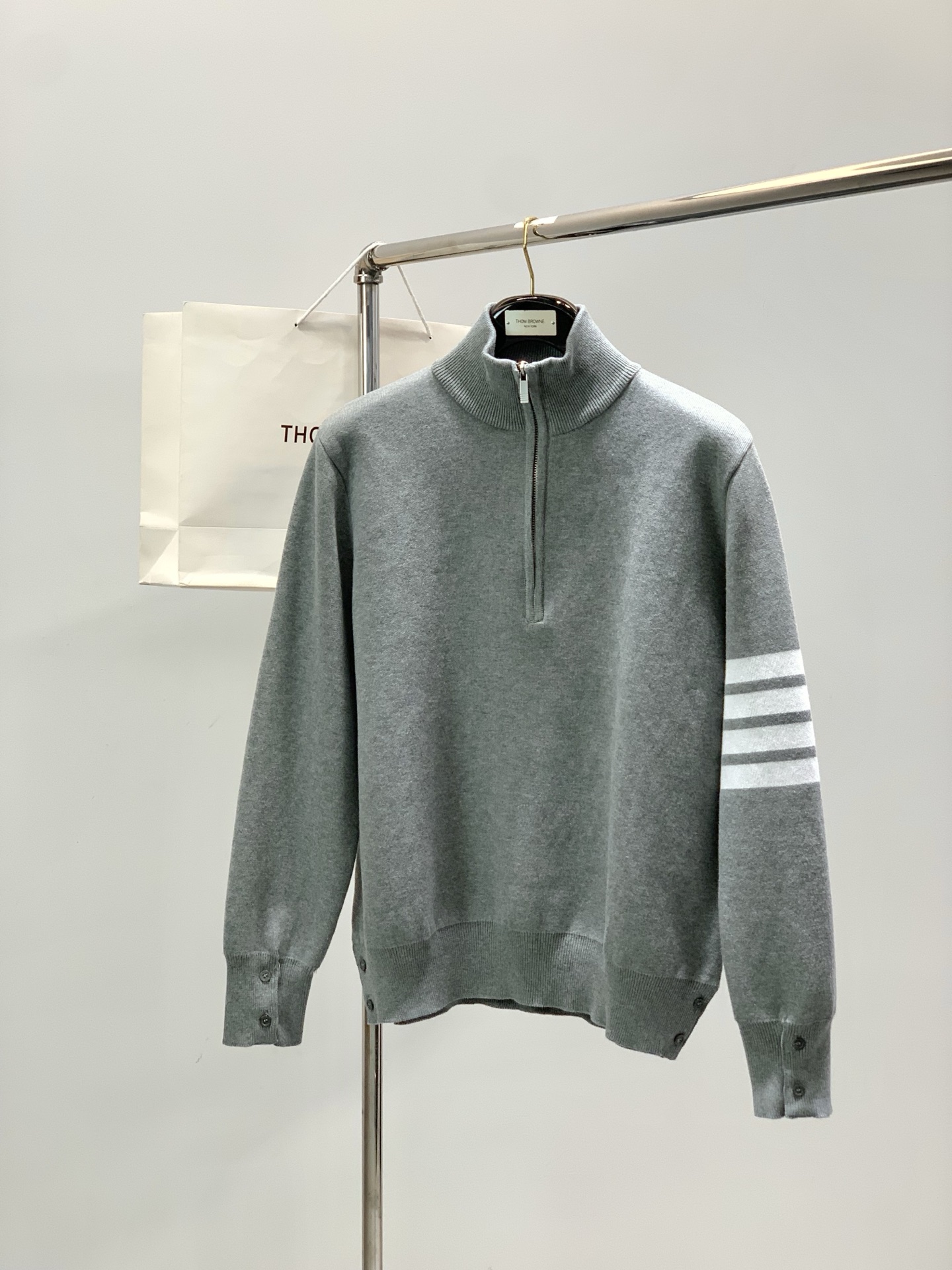 NO:684550,, Thom Browne, 2025 autumn latest product, fashionable casual knitted sweater, available at the counter simultaneously, original order, imported original fabric, excellent comfort, top knitting technology letter pattern logo, original hardware accessories decoration, extremely high grade, easy and versatile, handsome and stylish upper body, 2 colors recommended, code number 1-4,,thom browne, sweaters,19860909,Thom Browne 汤姆·布朗 ,2025秋季最新品,时尚休闲针织毛衣,专柜同步有售,原单狠货,采用进口原版面料,舒适度极佳,顶级针织工艺字母图案logo,原版五金辅料装饰,档次极高,从容百搭,上身帅气有型,2色推荐,码数1-4,,thom browne,sweaters,,Men's clothing