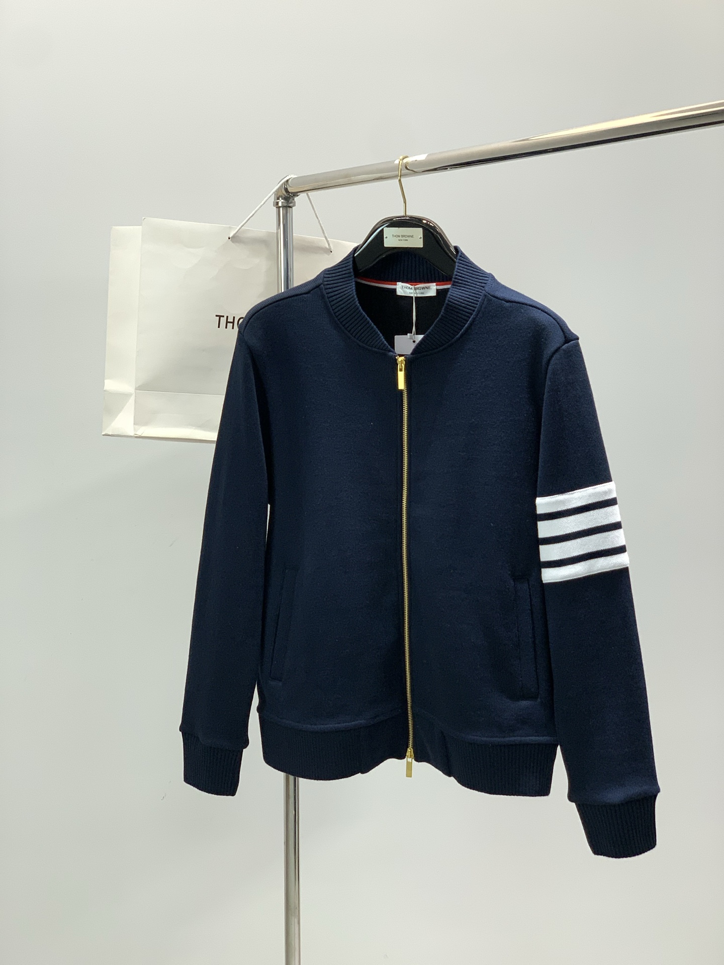 NO:684522,, Thom Browne, 2025 autumn latest product, fashionable casual knitted jacket, available at the counter simultaneously, original order, imported original fabric, excellent comfort, top knitting craftsmanship letter pattern logo, original hardware accessories decoration, extremely high grade, easy and versatile, handsome and stylish upper body, 2 colors recommended, size 1-4,,thom browne, jackets & coats,19860909,Thom Browne 汤姆·布朗 ,2025秋季最新品,时尚休闲针织外套,专柜同步有售,原单狠货,采用进口原版面料,舒适度极佳,顶级针织工艺字母图案logo,原版五金辅料装饰,档次极高,从容百搭,上身帅气有型,2色推荐,码数1-4,,thom browne,jackets & coats,,Men's clothing