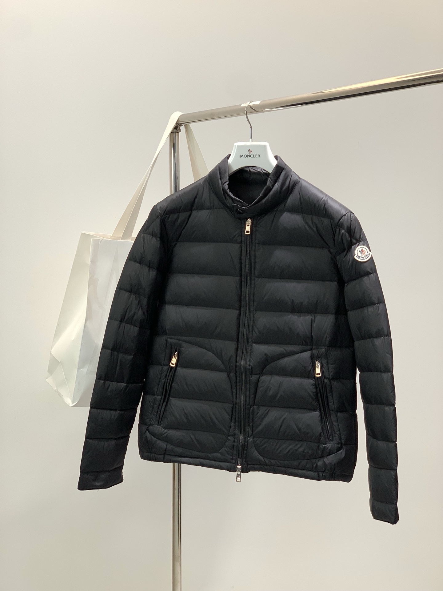 NO:690500,, Moncler, the latest winter 2025 product, available at counters simultaneously, original order, fashionable and casual down jacket, comfortable for the upper body!  Eye-catching and bright, it uses imported original fabrics, top-notch embroidery crafts letter pattern logo, original hardware accessories decoration, simple yet fashionable, fashionable and handsome upper body, code number 1-6,, Moncler, down jacket,19860909,Moncler 蒙口,2025冬季最新品,专柜同步有售,原单狠货,时尚休闲羽绒服,上身舒适！吸睛而有亮点,采用进口原版面料,顶级刺绣工艺字母图案logo,原版五金辅料装饰,简单而不失时尚,上身时尚帅气,码数1-6,,Moncler,down jacket,,Men's clothing