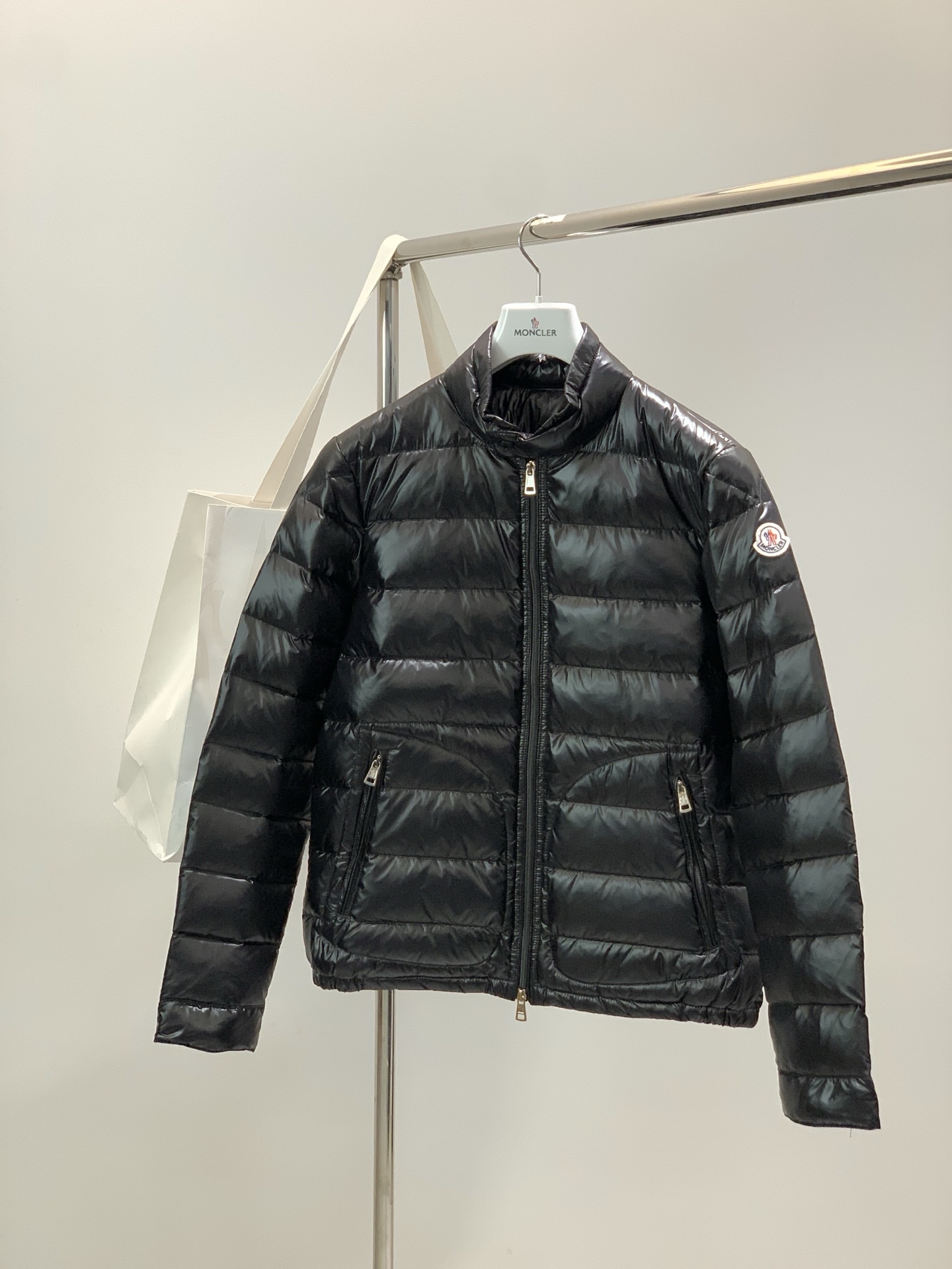 NO:684526,, Moncler, the latest winter 2025 product, available at counters simultaneously, original order, fashionable and casual down jacket, comfortable for the upper body!  Eye-catching and bright, it uses imported original fabrics, top-notch embroidery crafts letter pattern logo, original hardware accessories decoration, simple yet fashionable, fashionable and handsome upper body, code number 1-6,, Moncler, down jacket,19860909,Moncler 蒙口,2025冬季最新品,专柜同步有售,原单狠货,时尚休闲羽绒服,上身舒适！吸睛而有亮点,采用进口原版面料,顶级刺绣工艺字母图案logo,原版五金辅料装饰,简单而不失时尚,上身时尚帅气,码数1-6,,Moncler,down jacket,,Men's clothing
