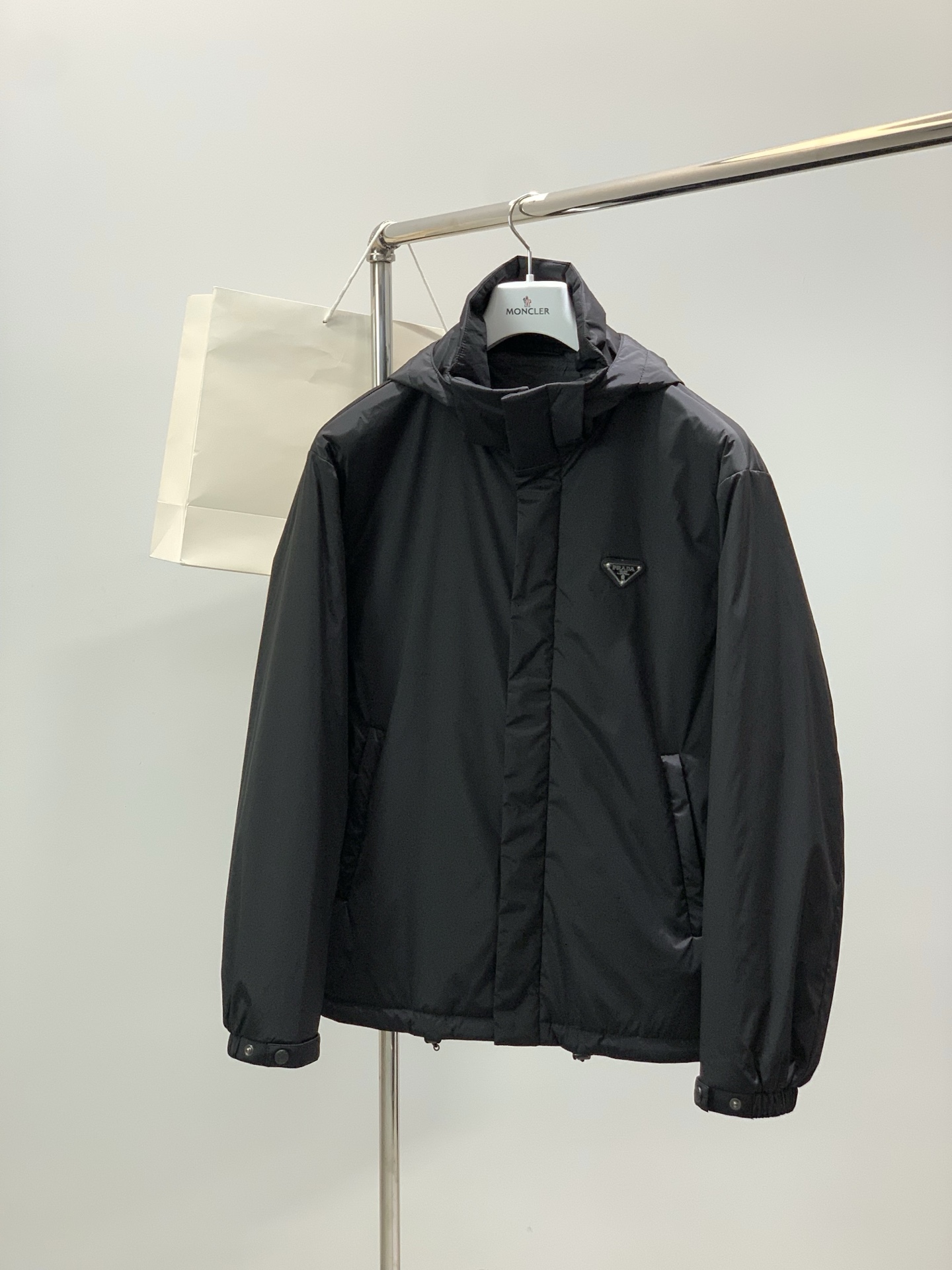 NO:686076,, PRADA, 2025 winter latest products, available at counters simultaneously, fashionable and casual hooded cotton jacket, imported original fabrics, extremely complicated workmanship, the only channel that can be used as a purchasing agent, top-notch rubber printing process letter pattern logo, original hardware accessories decoration, extremely high-grade, comfortable and versatile, handsome and stylish upper body, size M-3XL,, prada, prada, jackets & coats, hats,19860909,PRADA 普拉达,2025冬季最新品,专柜同步有售,时尚休闲连帽棉外套,进口原版面料,做工极为复杂,唯一可以做代购级别的渠道狠货,顶级印胶工艺字母图案logo,原版五金辅料装饰,档次极高,舒适百搭,上身帅气有型,码数M-3XL,,prada,prada,jackets & coats,hats,,Men's clothing