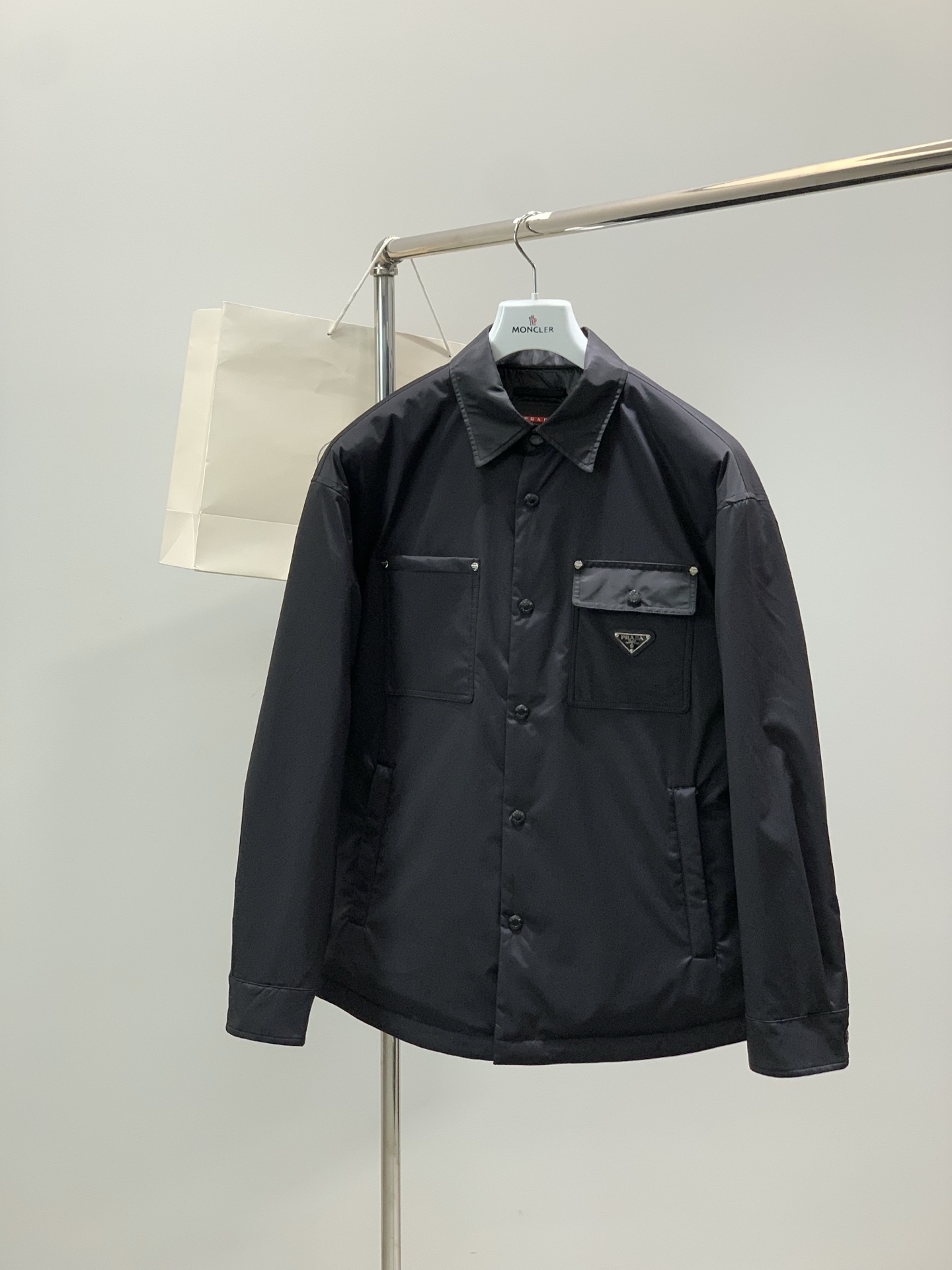 NO:684497,, PRADA, 2025 winter latest product, available at counters simultaneously, fashionable and casual thin down jacket with lapels, imported original fabrics, extremely complex workmanship, the only channel that can be used as a purchasing agent, top-grade printing letter pattern logo, original hardware decoration, extremely high-grade, comfortable and versatile, handsome and stylish upper body, size M-3XL,, prada, prada, down jacket,19860909,PRADA 普拉达,2025冬季最新品,专柜同步有售,时尚休闲翻领薄羽绒服,进口原版面料,做工极为复杂,唯一可以做代购级别的渠道狠货,顶级印胶工艺字母图案logo,原版五金辅料装饰,档次极高,舒适百搭,上身帅气有型,码数M-3XL,,prada,prada,down jacket,,Men's clothing