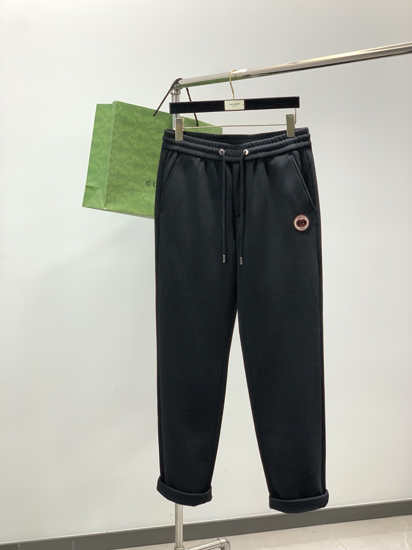 NO:684491,, GUCCI Gucci, 2025 winter latest products, available at counters simultaneously, original goods, fashionable velvet casual pants, imported original fabrics, comfortable and breathable, unique design style, top embroidery crafts letter pattern logo, original hardware accessories decoration, extremely high grade, handsome and stylish upper body, size M-3XL,,gucci,gucci,19860909,GUCCI 古驰,2025冬季最新品,专柜同步有售,原单狠货,时尚绒休闲裤,进口原版面料,舒适透气,独特设计风格,顶级刺绣工艺字母图案logo,原版五金辅料装饰,档次极高,上身帅气有型,码数M-3XL,,gucci,gucci,,Men's clothing