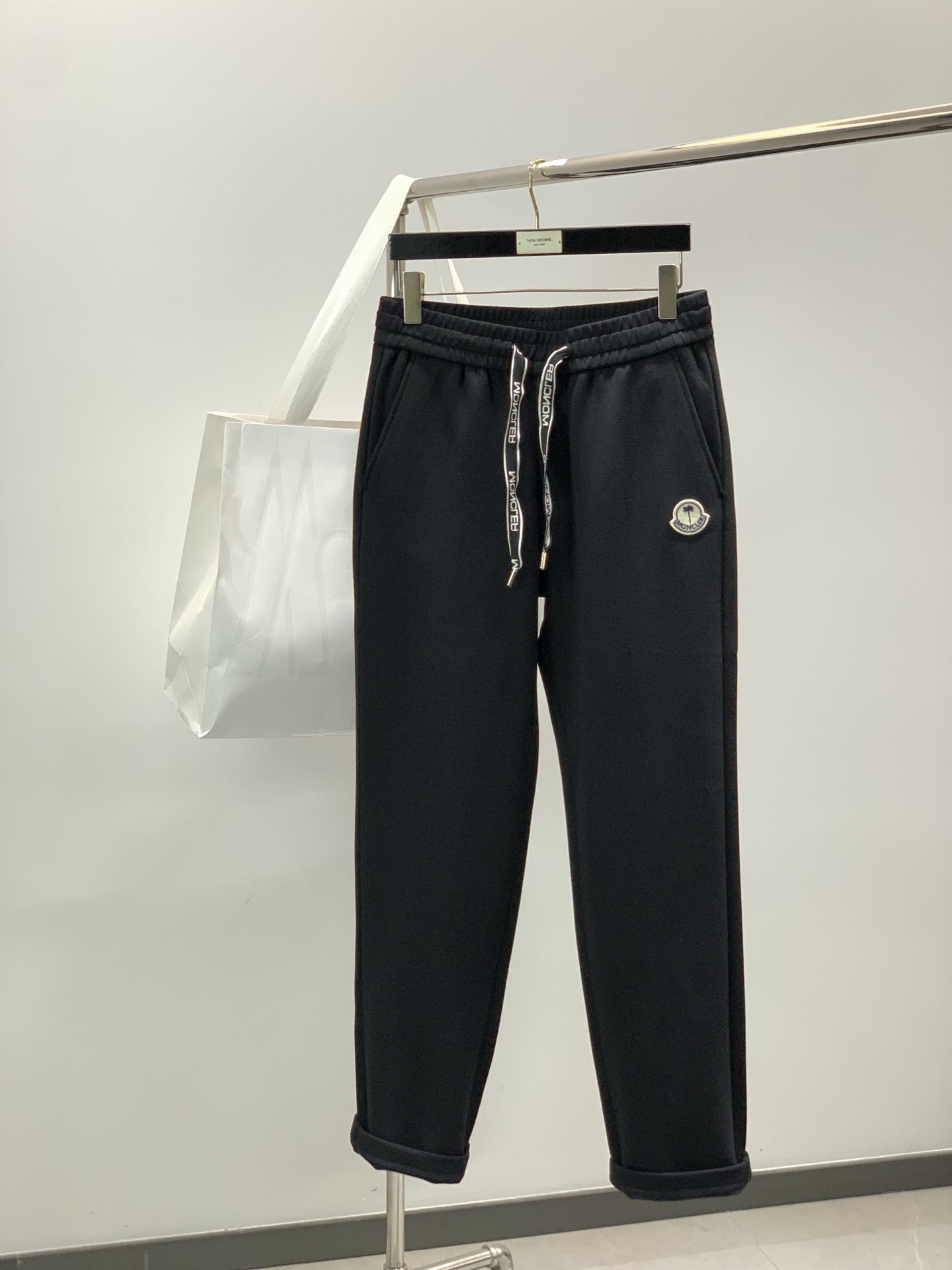 NO:684523,, Moncler Mouth Mouth, 2025 winter latest product, available at counters simultaneously, original goods, fashionable brushed thin velvet casual pants, using imported original fabrics, top embroidery crafts letter pattern logo, original hardware accessories decoration, simple yet fashionable, fashionable and handsome upper body, size M-3XL,,Moncler,19860909,Moncler 蒙口,2025冬季最新品,专柜同步有售,原单狠货,时尚磨毛薄绒休闲裤,采用进口原版面料,顶级刺绣工艺字母图案logo,原版五金辅料装饰,简单而不失时尚,上身时尚帅气,码数M-3XL,,Moncler,,Men's clothing