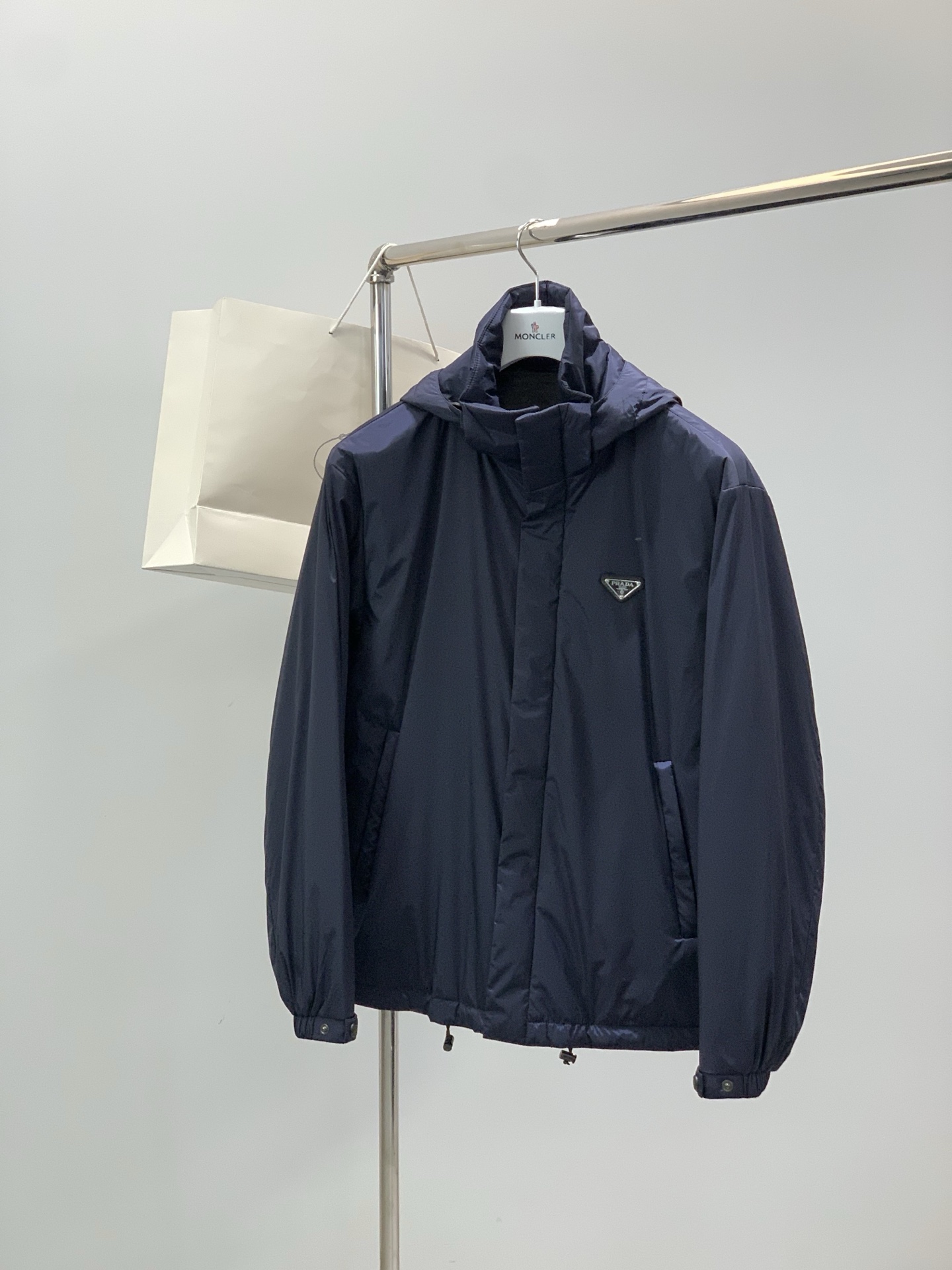 NO:690522,, PRADA, 2025 winter latest products, available at counters simultaneously, fashionable and casual hooded cotton jacket, imported original fabrics, extremely complicated workmanship, the only channel that can be used as a purchasing agent, top-notch rubber printing process letter pattern logo, original hardware accessories decoration, extremely high-grade, comfortable and versatile, handsome and stylish upper body, size M-3XL,, prada, prada, jackets & coats, hats,19860909,PRADA 普拉达,2025冬季最新品,专柜同步有售,时尚休闲连帽棉外套,进口原版面料,做工极为复杂,唯一可以做代购级别的渠道狠货,顶级印胶工艺字母图案logo,原版五金辅料装饰,档次极高,舒适百搭,上身帅气有型,码数M-3XL,,prada,prada,jackets & coats,hats,,Men's clothing