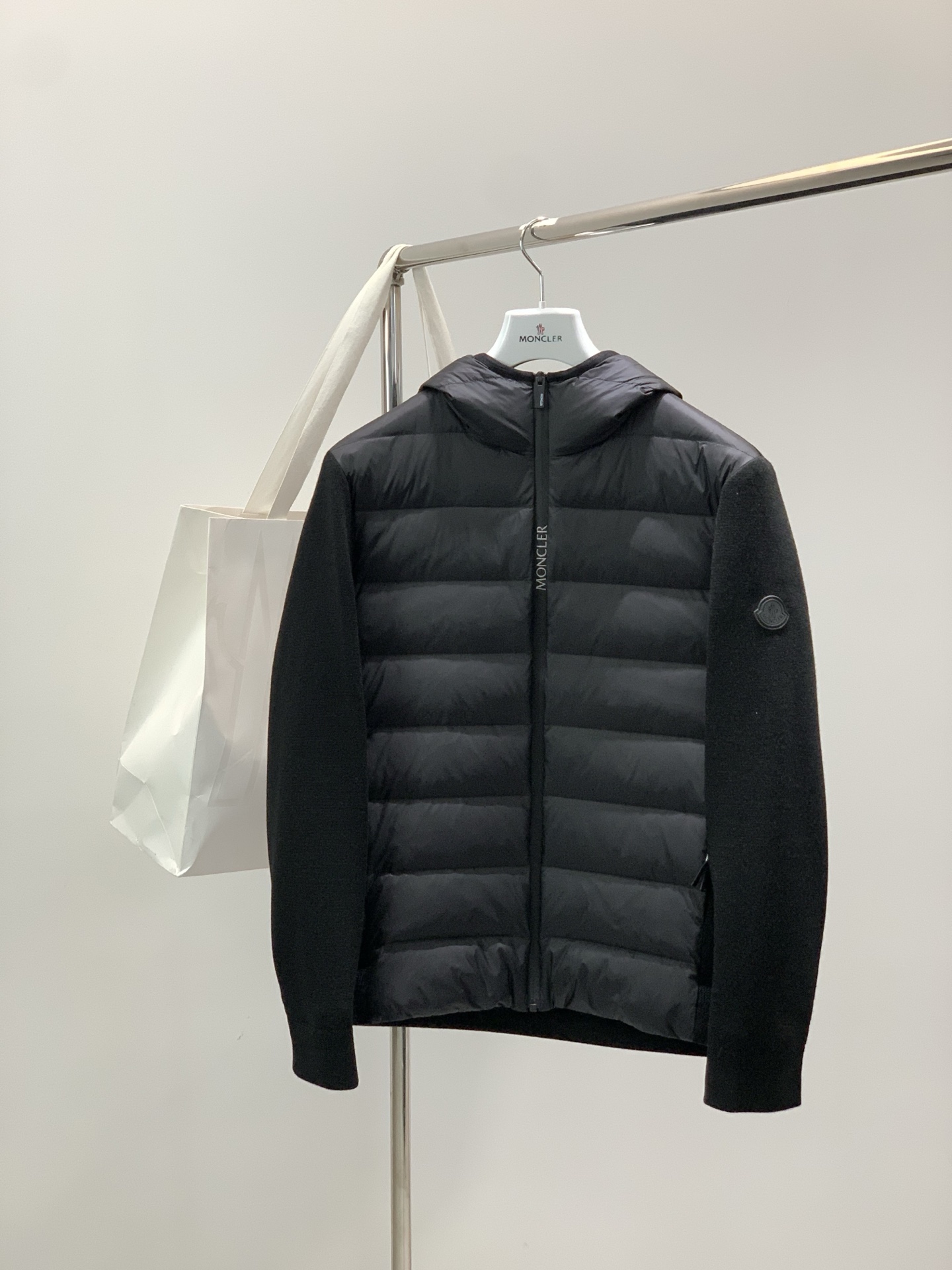 NO:690514,, Moncler Mouth Mouth, the latest 2025 winter products, available at counters at the same time, original order, fashionable and casual spliced ​​down jacket, comfortable for the upper body!  Eye-catching and bright, it uses imported original fabrics, top-notch printed letter pattern logo, and original hardware accessories. It is simple yet fashionable, and the upper body is fashionable and handsome. Size M-3XL, Moncler, down jacket,19860909,Moncler 蒙口,2025冬季最新品,专柜同步有售,原单狠货,时尚休闲拼接羽绒服,上身舒适！吸睛而有亮点,采用进口原版面料,顶级印花工艺字母图案logo,原版五金辅料装饰,简单而不失时尚,上身时尚帅气,码数M-3XL,,Moncler,down jacket,,Men's clothing