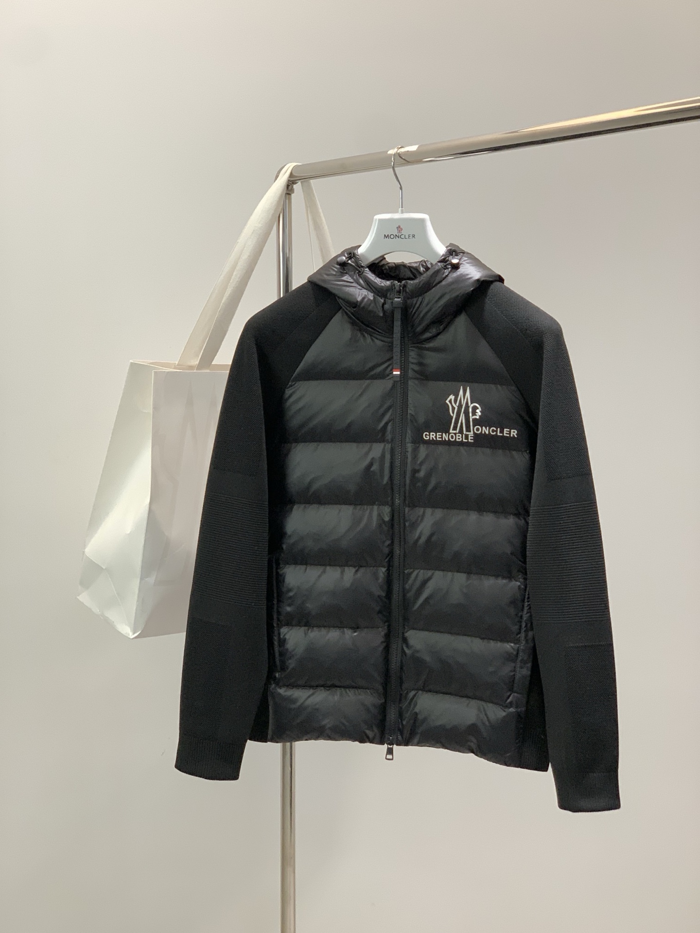 NO:690518,, Moncler Mouth Mouth, the latest 2025 winter products, available at counters at the same time, original order, fashionable and casual spliced ​​down jacket, comfortable for the upper body!  Eye-catching and bright, it uses imported original fabrics, top-notch embroidered letter pattern logo, and original hardware accessories. It is simple yet fashionable, and the upper body is fashionable and handsome. Size M-3XL, Moncler, down jacket,19860909,Moncler 蒙口,2025冬季最新品,专柜同步有售,原单狠货,时尚休闲拼接羽绒服,上身舒适！吸睛而有亮点,采用进口原版面料,顶级刺绣工艺字母图案logo,原版五金辅料装饰,简单而不失时尚,上身时尚帅气,码数M-3XL,,Moncler,down jacket,,Men's clothing