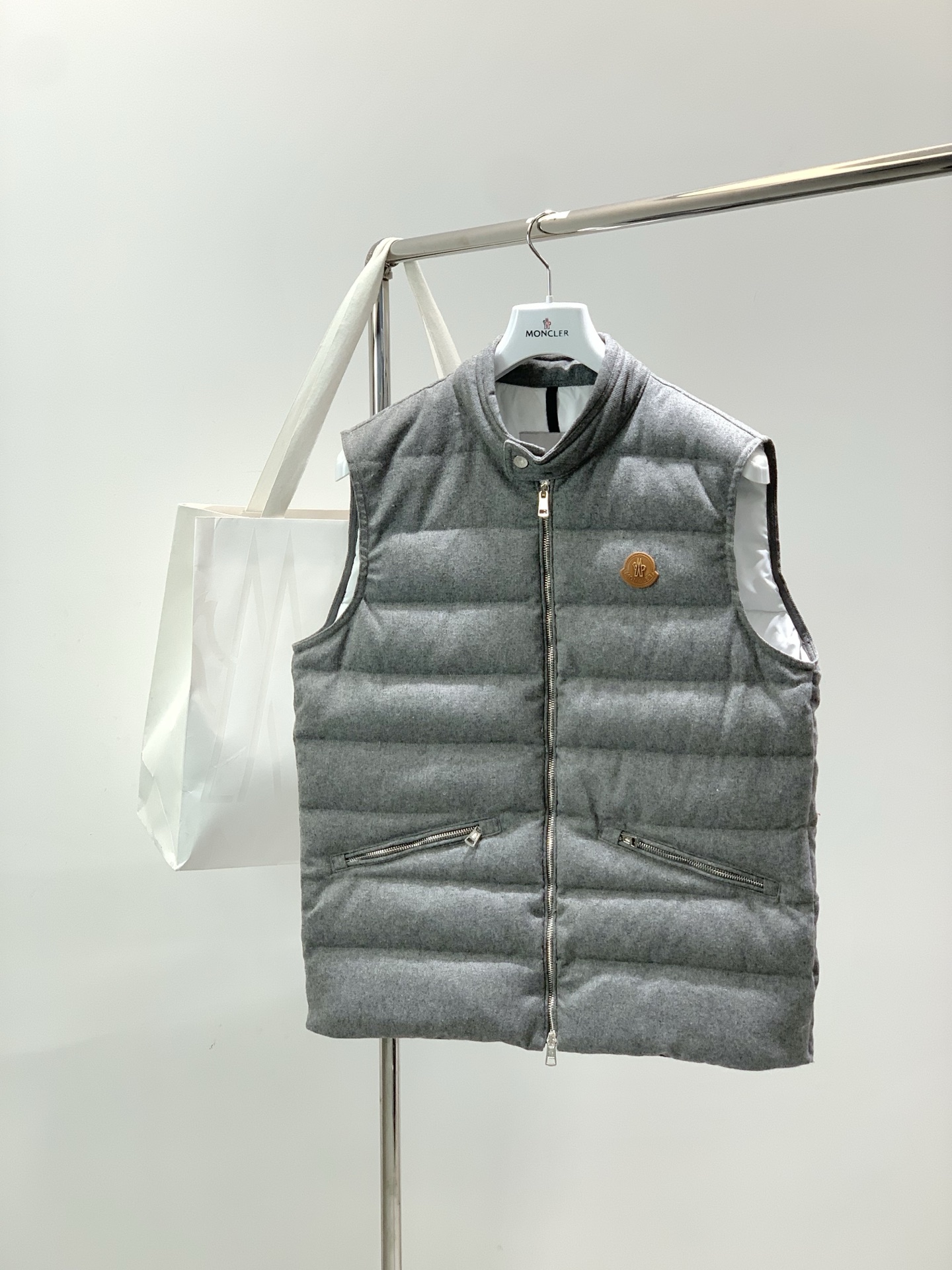 NO:690516,, Moncler Mouth Mouth, the latest 2025 winter products, available at counters at the same time, original order, fashionable and casual down vest, comfortable for the upper body!  Eye-catching and bright, it uses imported original fabrics, top-grade rubber printing process letter pattern logo, original hardware accessories decoration, simple yet fashionable, fashionable and handsome upper body, code number 1-6,, Moncler, down jacket,19860909,Moncler 蒙口,2025冬季最新品,专柜同步有售,原单狠货,时尚休闲羽绒马甲,上身舒适！吸睛而有亮点,采用进口原版面料,顶级印胶工艺字母图案logo,原版五金辅料装饰,简单而不失时尚,上身时尚帅气,码数1-6,,Moncler,down jacket,,Men's clothing