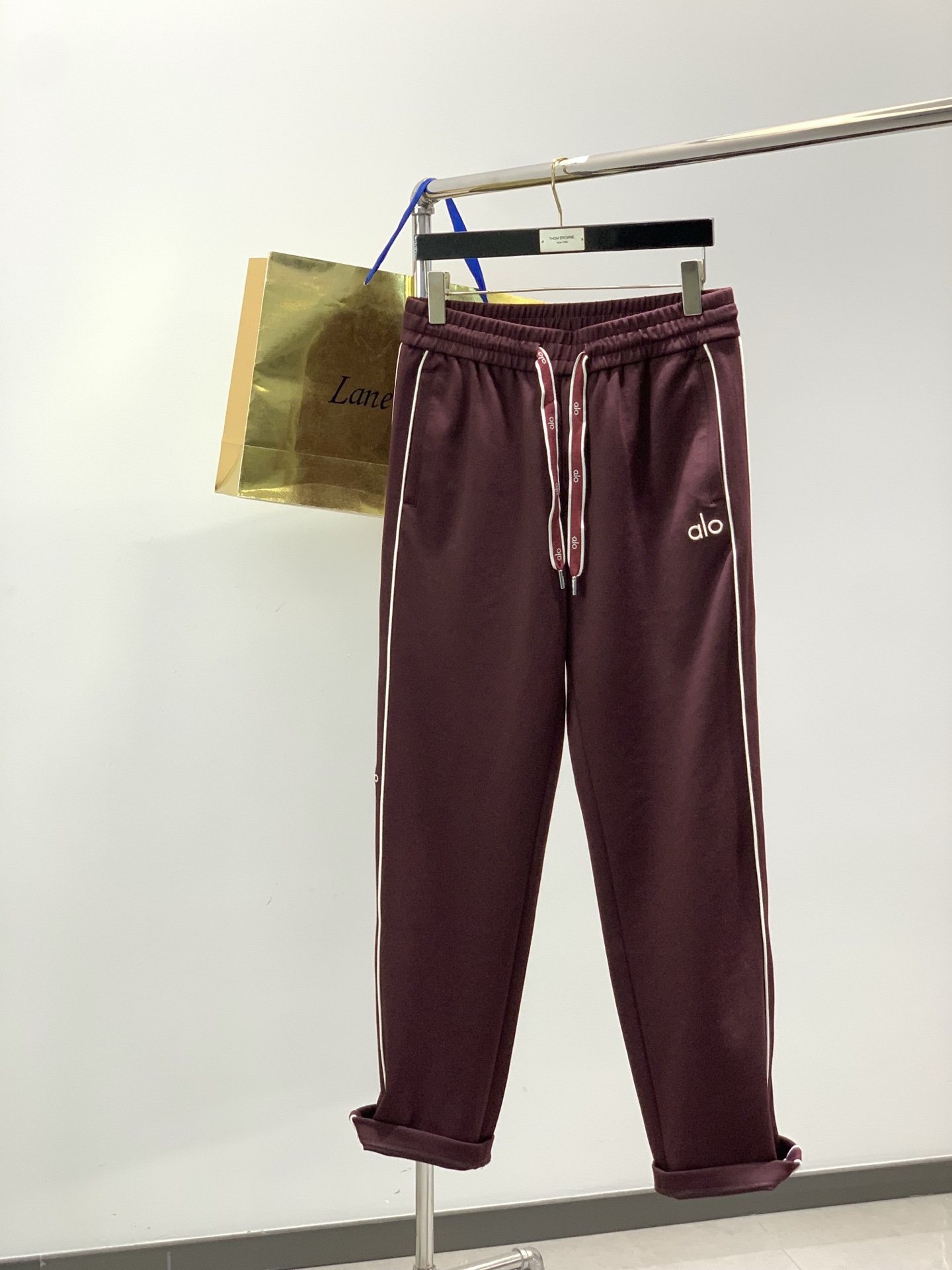 NO:690519,, alo Alo, the latest model in the fall of 2025, available at counters at the same time, original order, fashionable casual pants, the upper body is very unique!  Eye-catching and bright, imported original fabrics, top embroidery craftsmanship letter pattern decoration Logo, original hardware accessories decoration, simple yet fashionable, classic atmosphere, comfortable and breathable, handsome and stylish upper body, 2 colors recommended, size M-3XL,,19860909,alo 阿洛,2025秋季最新款,专柜同步有售,原单狠货,时尚休闲裤,上身很有特点！吸睛而有亮点,进口原版面料,顶级刺绣工艺字母图案装饰Logo,原版五金辅料装饰,简单而不失时尚,经典大气,舒适透气,上身帅气有型,2色推荐,码数M-3XL,,,Men's clothing