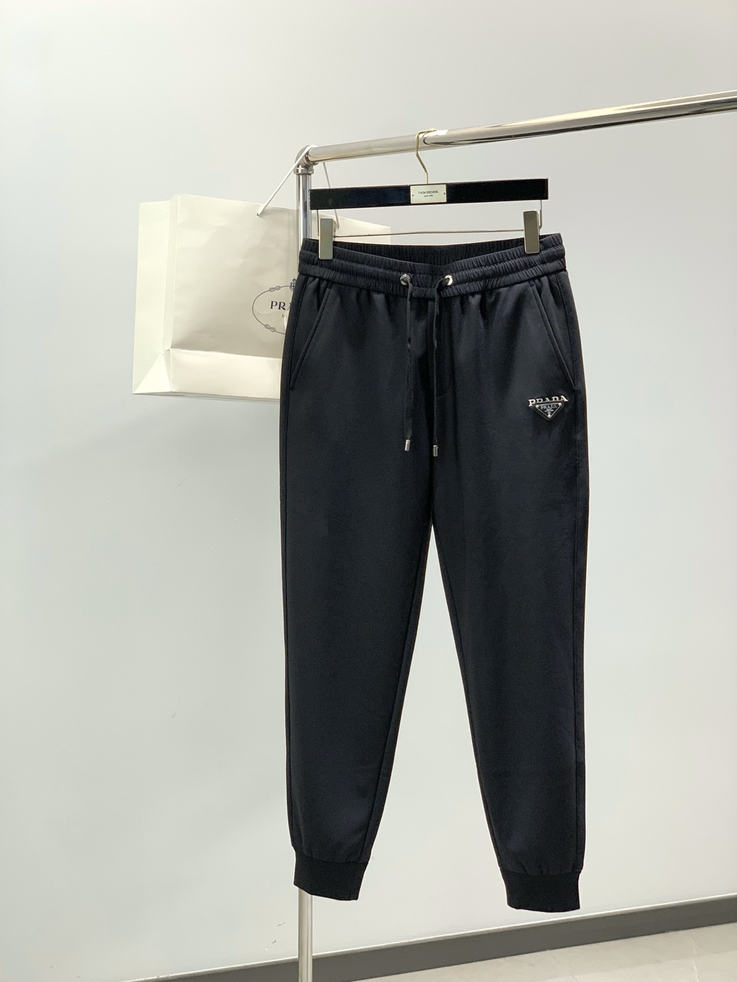 NO:691313,, PRADA, 2025 winter latest products, available at counters simultaneously, fashionable velvet casual pants, imported original fabrics, extremely complex workmanship, the only channel that can be used as a purchasing agent, top-notch embroidery craft letter pattern logo, original hardware accessories decoration, extremely high-grade, comfortable and versatile, handsome and stylish upper body, size M-3XL,, prada, prada,19860909,PRADA 普拉达,2025冬季最新品,专柜同步有售,时尚绒休闲裤,进口原版面料,做工极为复杂,唯一可以做代购级别的渠道狠货,顶级刺绣工艺字母图案logo,原版五金辅料装饰,档次极高,舒适百搭,上身帅气有型,码数M-3XL,,prada,prada,,Men's clothing