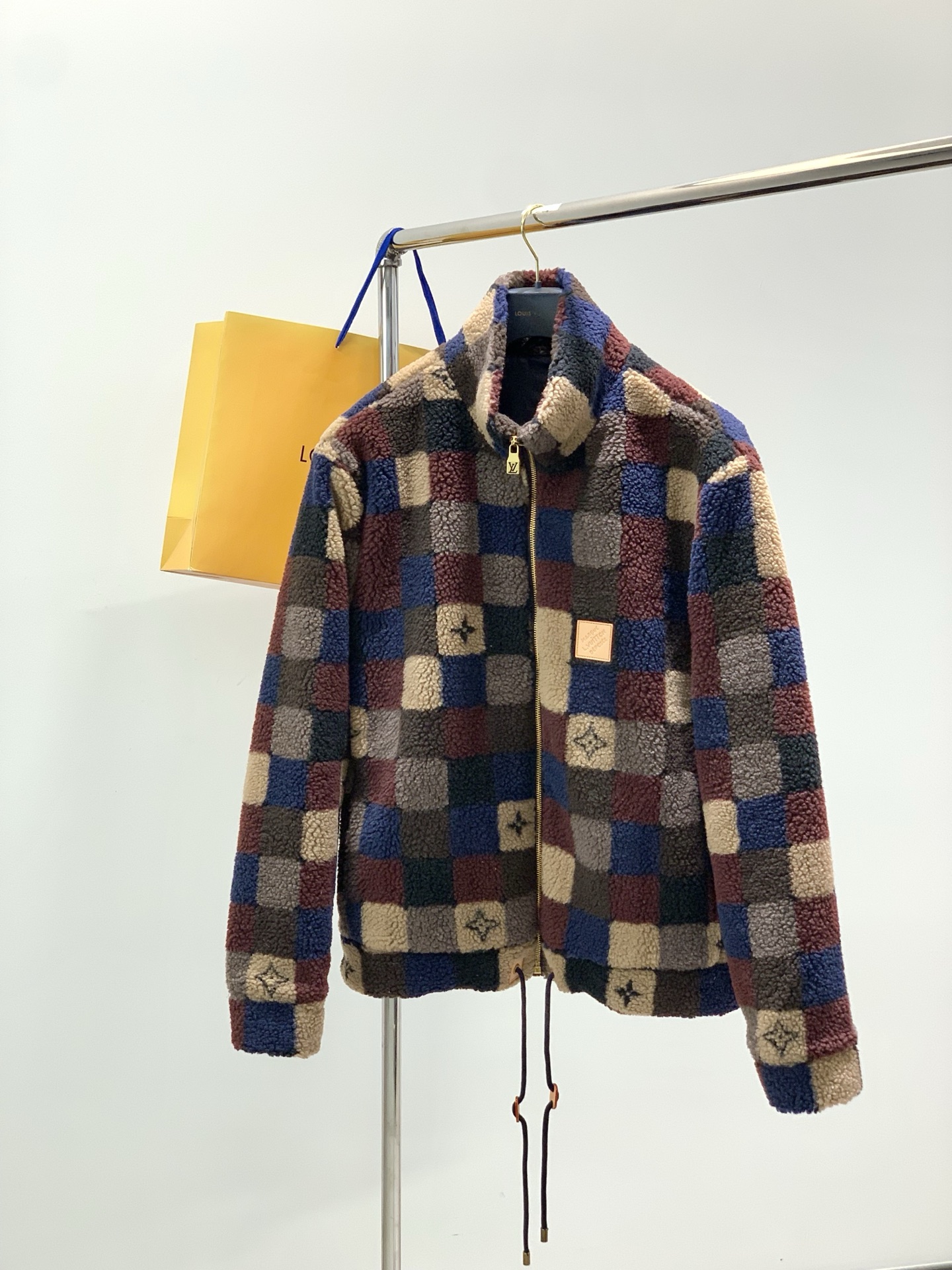 NO:690521,, LouisVuitton Louis Vuitton, the latest 2025 winter model, available at counters at the same time, original order, fashionable and casual plush jacket, the upper body is very unique!  Eye-catching and bright, imported original fabrics, top-grade rubber printing process letter pattern decoration Logo, original hardware accessories decoration, simple yet fashionable, classic atmosphere, comfortable and breathable, handsome and stylish upper body, size S-XL,, louis vuitton, louis vuitton, jackets & coats,19860909,LouisVuitton 路易威登,2025冬季最新款,专柜同步有售,原单狠货,时尚休闲毛绒外套,上身很有特点！吸睛而有亮点,进口原版面料,顶级印胶工艺字母图案装饰Logo,原版五金辅料装饰,简单而不失时尚,经典大气,舒适透气,上身帅气有型,码数S-XL,,louis vuitton,louis vuitton,jackets & coats,,Men's clothing