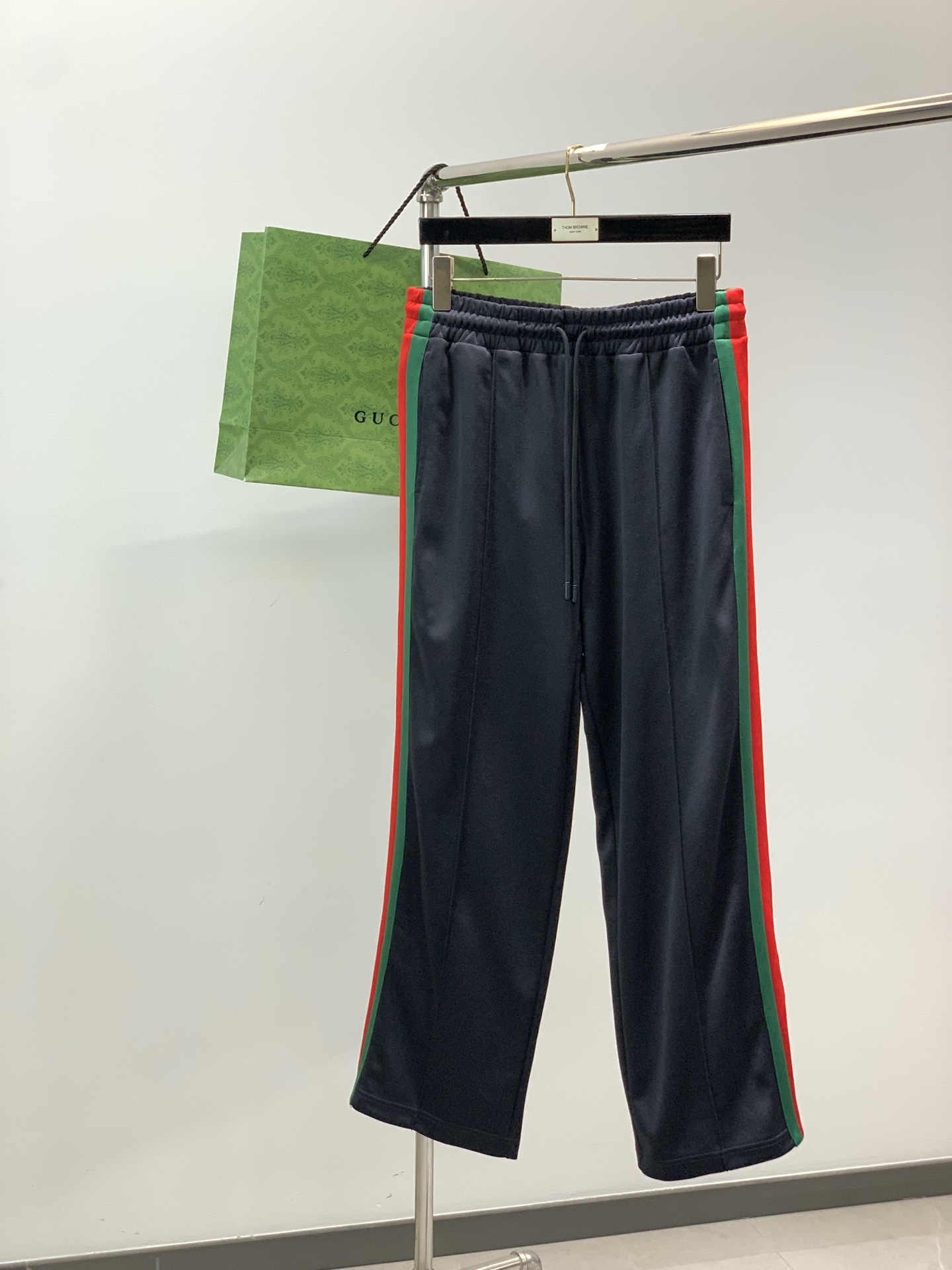 NO:690517,, GUCCI Gucci, 2025 autumn latest products, available at counters simultaneously, original goods, fashionable casual pants, imported original fabrics, comfortable and breathable, unique design style, top embroidery technology letter pattern logo, original hardware accessories decoration, extremely high grade, handsome and stylish upper body, size S-XL,,gucci,gucci,19860909,GUCCI 古驰,2025秋季最新品,专柜同步有售,原单狠货,时尚休闲裤,进口原版面料,舒适透气,独特设计风格,顶级刺绣工艺字母图案logo,原版五金辅料装饰,档次极高,上身帅气有型,码数S-XL,,gucci,gucci,,Men's clothing