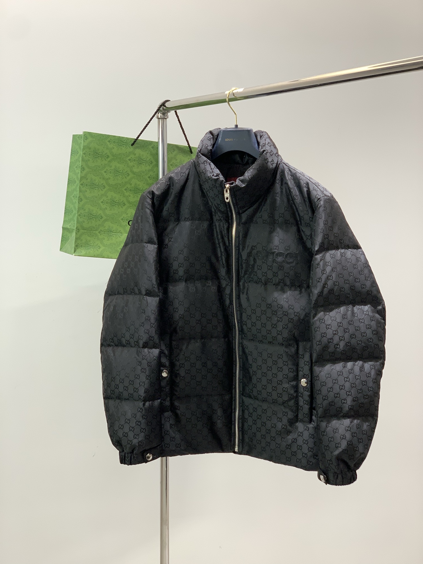 NO:690497,, Gucci, the latest model for winter 2025, available at counters at the same time, original order, fashionable and casual down jacket, the upper body is very unique!  Eye-catching and bright, imported original fabrics, top embroidery craftsmanship letter pattern decoration Logo, original hardware accessories decoration, simple yet fashionable, classic atmosphere, comfortable and breathable, handsome and stylish upper body, 3 colors recommended, size M-3XL,, gucci, gucci, down jacket,19860909,Gucci 古驰,2025冬季最新款,专柜同步有售,原单狠货,时尚休闲羽绒服,上身很有特点！吸睛而有亮点,进口原版面料,顶级刺绣工艺字母图案装饰Logo,原版五金辅料装饰,简单而不失时尚,经典大气,舒适透气,上身帅气有型,3色推荐,码数M-3XL,,gucci,gucci,down jacket,,Men's clothing