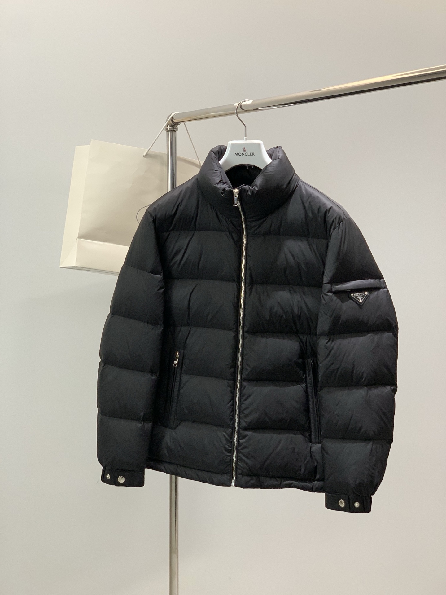 NO:690495,, PRADA Prada, 2025 winter latest products, available at counters simultaneously, fashionable and casual hooded down jacket, imported original fabrics, extremely complicated workmanship, the only channel that can be used as a purchasing agent, top-grade rubber printing process letter pattern logo, original hardware accessories decoration, extremely high-grade, comfortable and versatile, handsome and stylish upper body, 2 colors recommended, size M-3XL,, prada, prada, down jacket, hats,19860909,PRADA 普拉达,2025冬季最新品,专柜同步有售,时尚休闲连帽羽绒服,进口原版面料,做工极为复杂,唯一可以做代购级别的渠道狠货,顶级印胶工艺字母图案logo,原版五金辅料装饰,档次极高,舒适百搭,上身帅气有型,2色推荐,码数M-3XL,,prada,prada,down jacket,hats,,Men's clothing