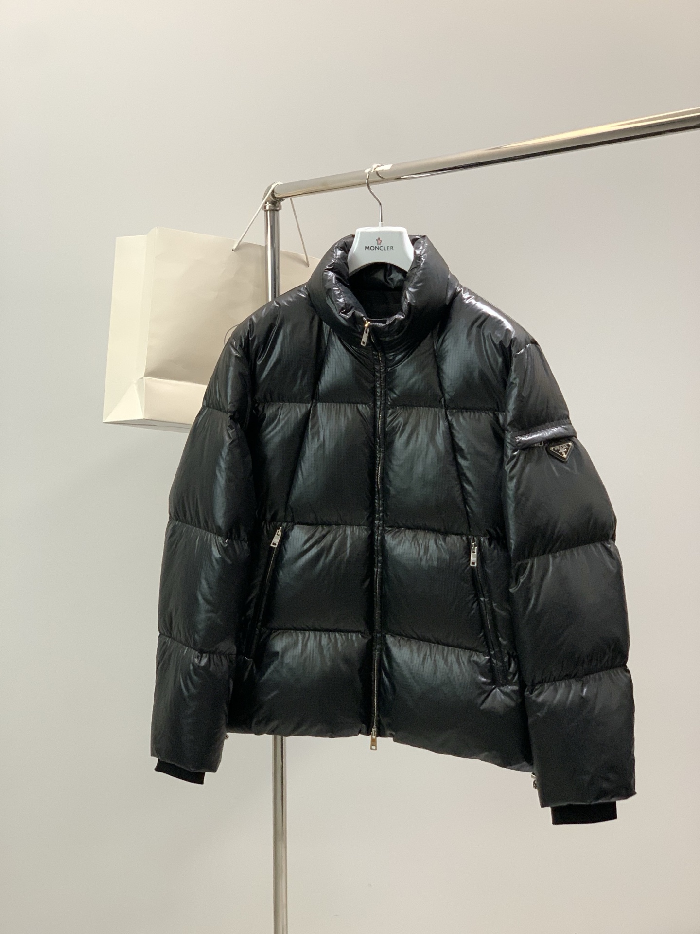 NO:690496,, PRADA Prada, 2025 winter latest products, available at counters simultaneously, fashionable and casual hooded down jacket, imported original fabrics, extremely complicated workmanship, the only channel that can be used as a purchasing agent, top-grade rubber printing process letter pattern logo, original hardware accessories decoration, extremely high-grade, comfortable and versatile, handsome and stylish upper body, 2 colors recommended, size M-3XL,, prada, prada, down jacket, hats,19860909,PRADA 普拉达,2025冬季最新品,专柜同步有售,时尚休闲连帽羽绒服,进口原版面料,做工极为复杂,唯一可以做代购级别的渠道狠货,顶级印胶工艺字母图案logo,原版五金辅料装饰,档次极高,舒适百搭,上身帅气有型,2色推荐,码数M-3XL,,prada,prada,down jacket,hats,,Men's clothing