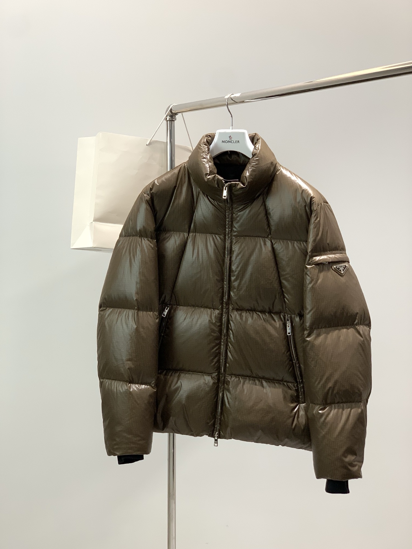 NO:691192,, PRADA Prada, 2025 winter latest products, available at counters simultaneously, fashionable and casual hooded down jacket, imported original fabrics, extremely complicated workmanship, the only channel that can be used as a purchasing agent, top-grade rubber printing process letter pattern logo, original hardware accessories decoration, extremely high-grade, comfortable and versatile, handsome and stylish upper body, 2 colors recommended, size M-3XL,, prada, prada, down jacket, hats,19860909,PRADA 普拉达,2025冬季最新品,专柜同步有售,时尚休闲连帽羽绒服,进口原版面料,做工极为复杂,唯一可以做代购级别的渠道狠货,顶级印胶工艺字母图案logo,原版五金辅料装饰,档次极高,舒适百搭,上身帅气有型,2色推荐,码数M-3XL,,prada,prada,down jacket,hats,,Men's clothing