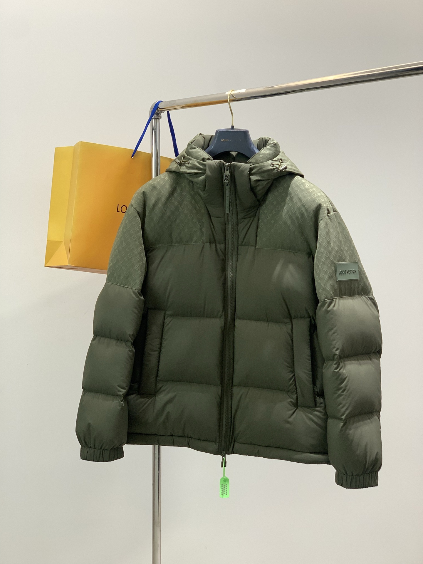 NO:744981,Special price 52.1 56.1 LouisVuitton Louis Vuitton, the latest 2025 winter model, available at counters simultaneously, original order, stylish and casual hooded down jacket, the upper body is very unique!  Eye-catching and bright, imported original fabrics, top-grade rubber printing technology letter pattern decoration Logo, original hardware accessories decoration, simple yet fashionable, classic atmosphere, comfortable and breathable, handsome and stylish upper body, 2 colors recommended, size M-3XL,, louis vuitton, louis vuitton, down jacket, hats,19860909特价 52.1 56.1 LouisVuitton 路易威登,2025冬季最新款,专柜同步有售,原单狠货,时尚休闲连帽羽绒服,上身很有特点！吸睛而有亮点,进口原版面料,顶级印胶工艺字母图案装饰Logo,原版五金辅料装饰,简单而不失时尚,经典大气,舒适透气,上身帅气有型,2色推荐,码数M-3XL,,louis vuitton,louis vuitton,down jacket,hats,,Men's clothing