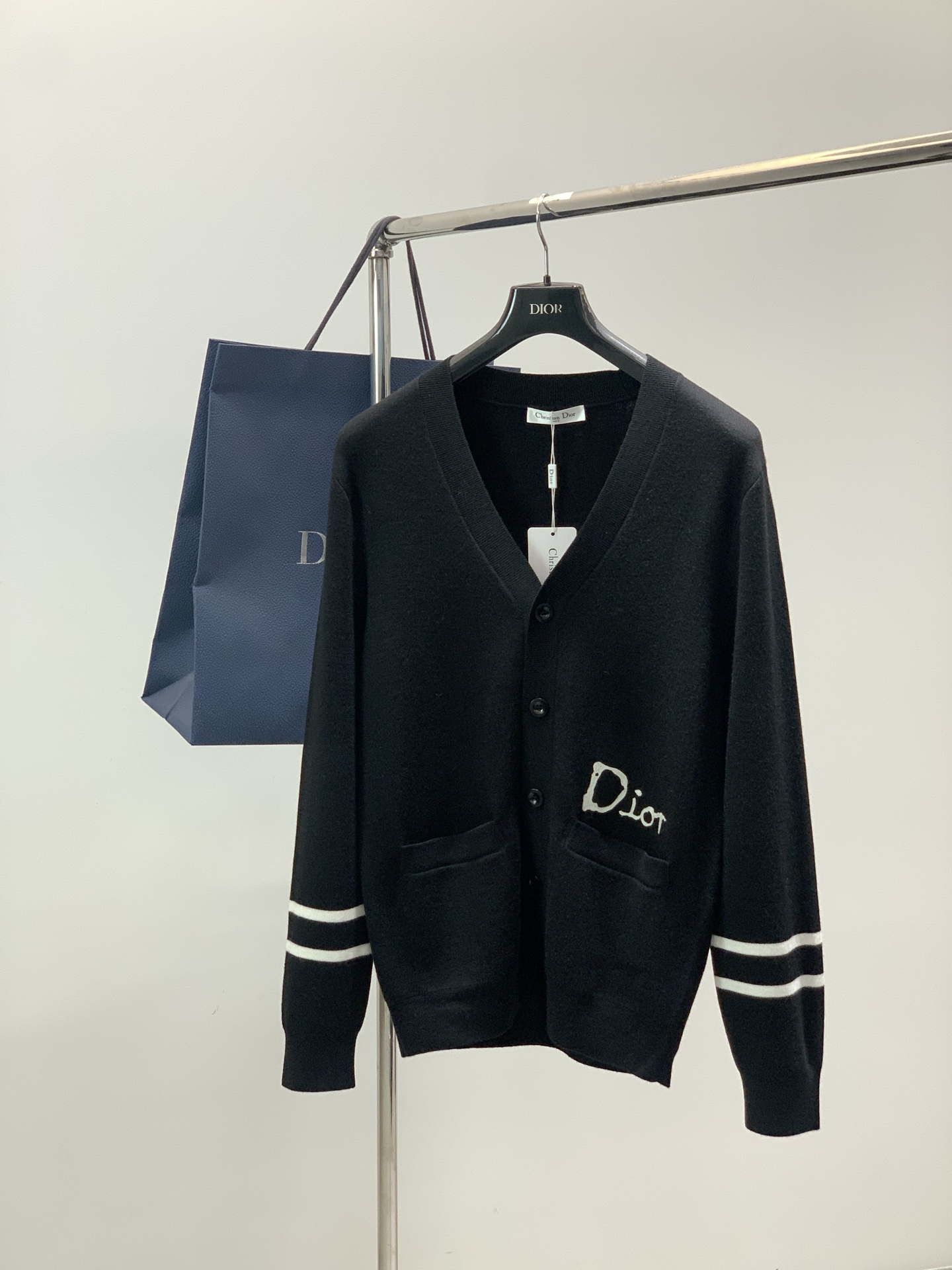 NO:712676,, Dior, 2025 autumn new products, available at counters simultaneously, simple, fashionable and casual knitted wool cardigan top, (100% wool) original imported fabric, comfortable and breathable, top-notch embroidered letter pattern logo, extremely high-grade, unique design, fashionable and handsome upper body!  2 colors recommended, size M-3Xl, dior, dior,19860909,Dior 迪奥, 2025秋季新品,专柜同步有售,简约时尚休闲针织羊毛开衫上衣,（百分之百羊毛）原版进口面料,舒适透气,顶级刺绣工艺字母图案logo,档次极高,独特设计,上身时尚帅气！2色推荐,码数M-3Xl,,dior,dior,,Men's clothing