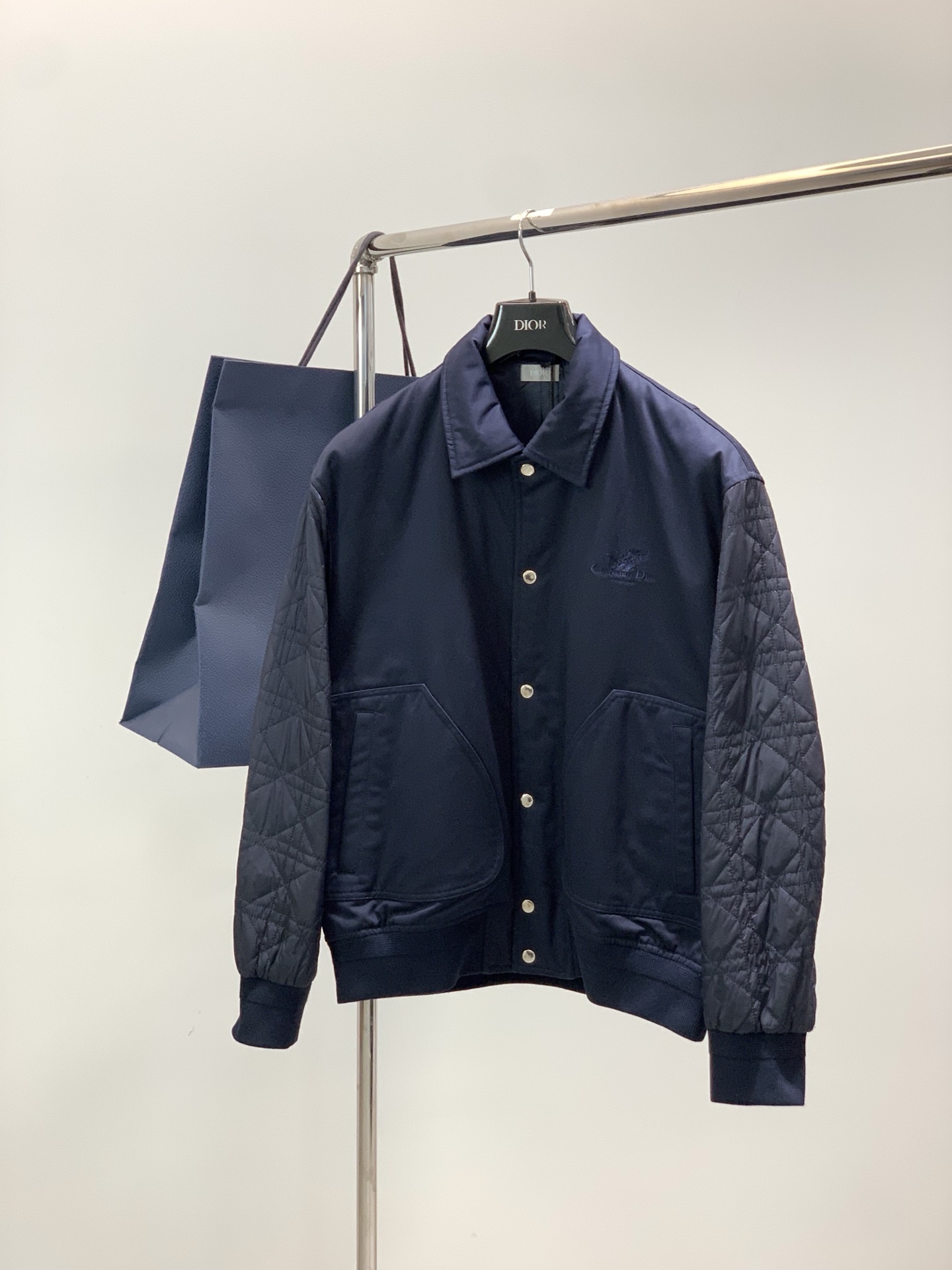 ，Dior 迪奥， 2025冬季新品，专柜同步有售，简约时尚休闲➕棉夹克翻领外套，原版进口面料，舒适透气