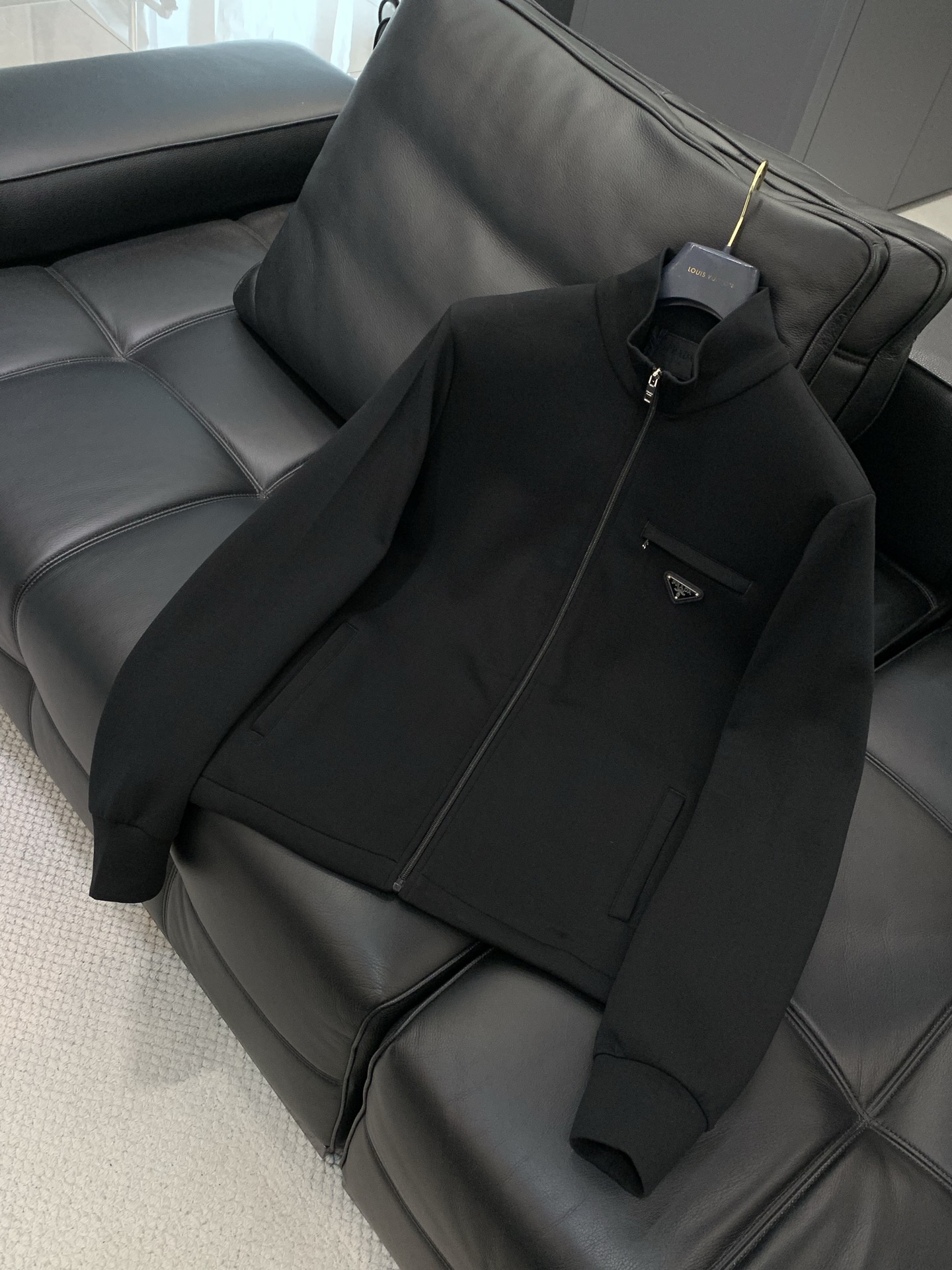 ，PRADA 普拉达，2025秋季最新品，专柜同步有售，时尚休闲夹克外套，进口原版面料，做工极为复杂，唯