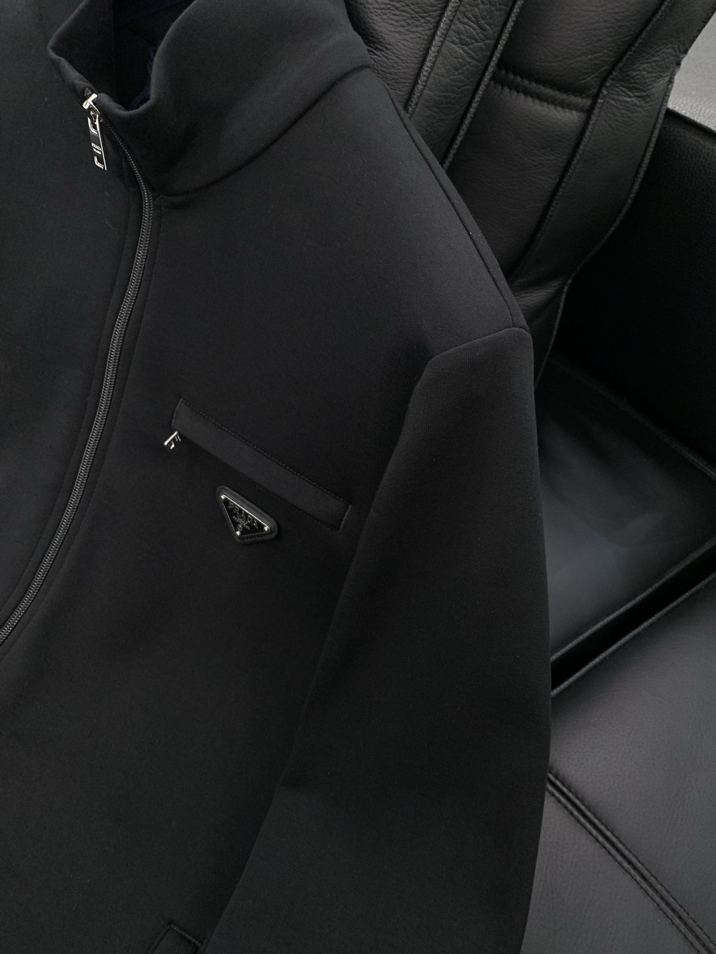 ，PRADA 普拉达，2025秋季最新品，专柜同步有售，时尚休闲夹克外套，进口原版面料，做工极为复杂，唯