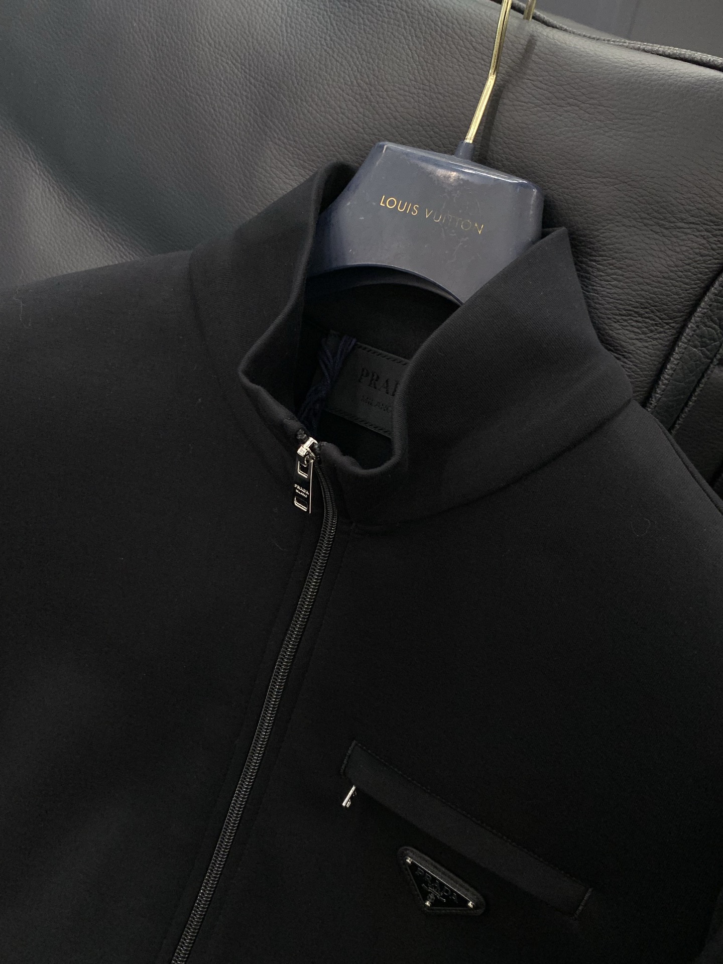 ，PRADA 普拉达，2025秋季最新品，专柜同步有售，时尚休闲夹克外套，进口原版面料，做工极为复杂，唯