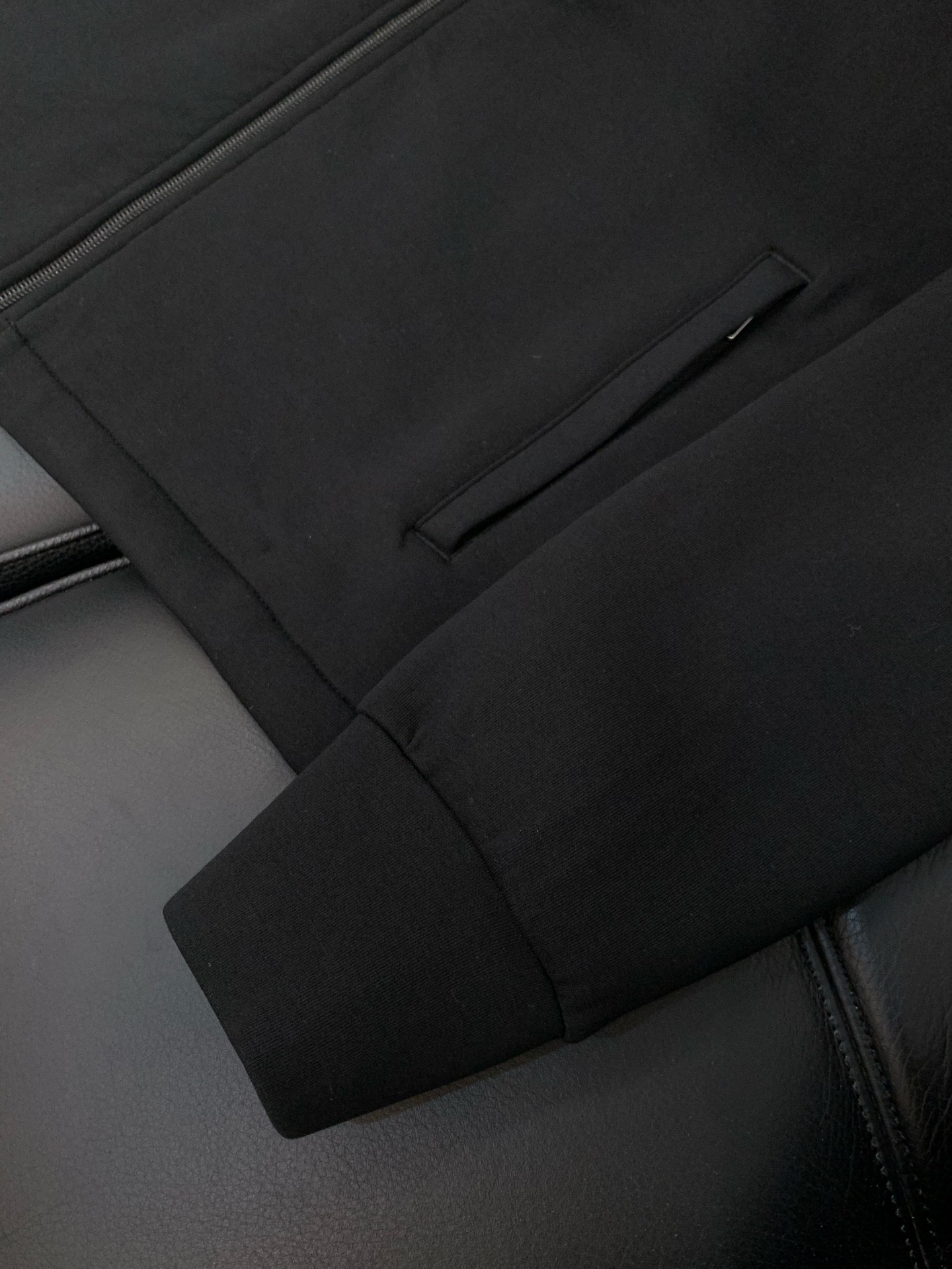 ，PRADA 普拉达，2025秋季最新品，专柜同步有售，时尚休闲夹克外套，进口原版面料，做工极为复杂，唯