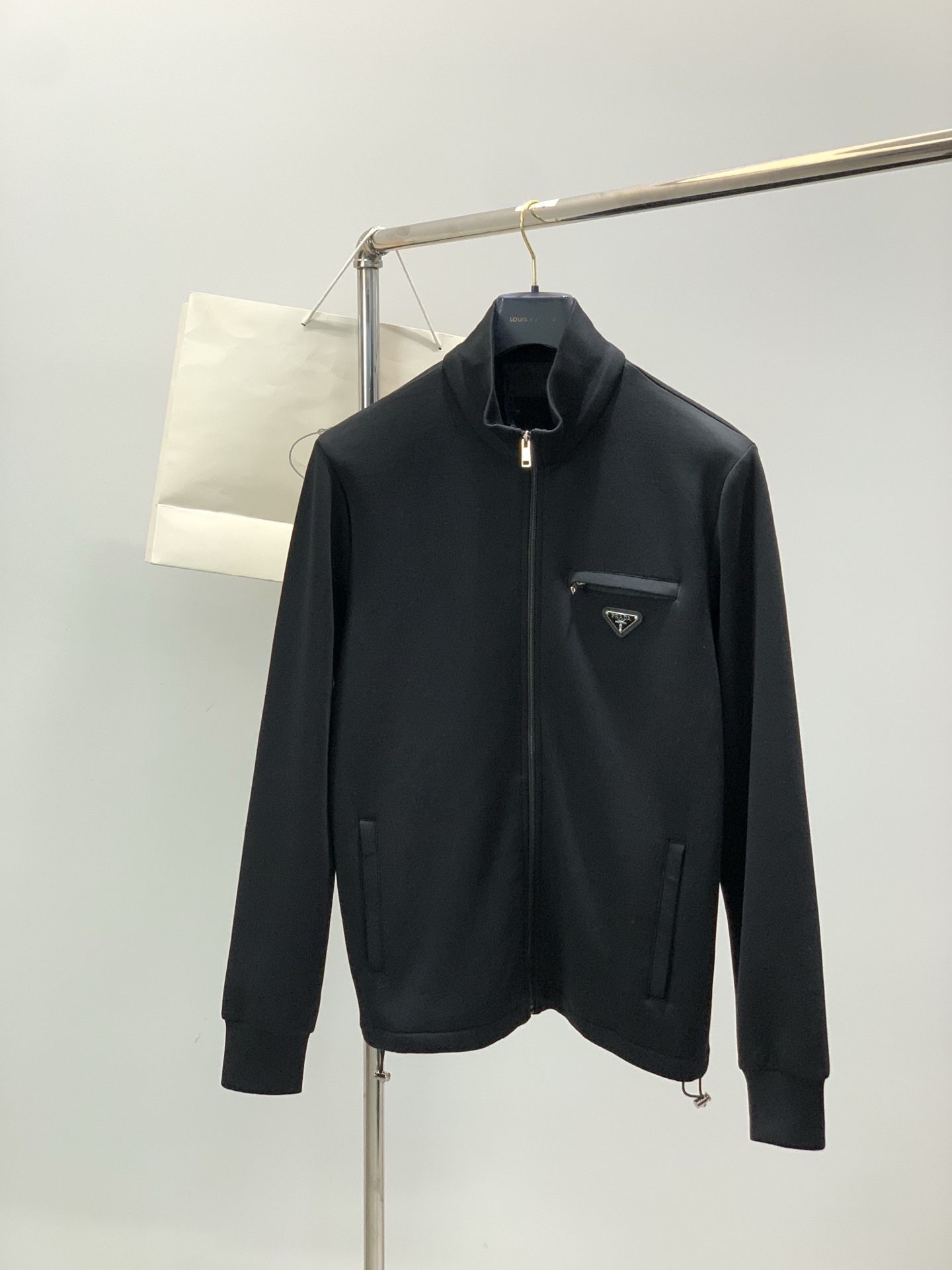 ，PRADA 普拉达，2025秋季最新品，专柜同步有售，时尚休闲夹克外套，进口原版面料，做工极为复杂，唯