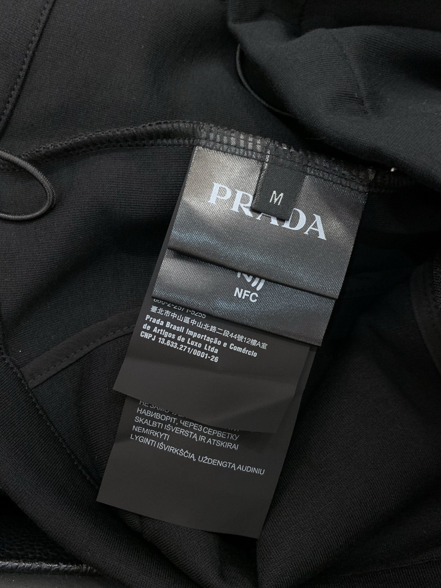 ，PRADA 普拉达，2025秋季最新品，专柜同步有售，时尚休闲夹克外套，进口原版面料，做工极为复杂，唯