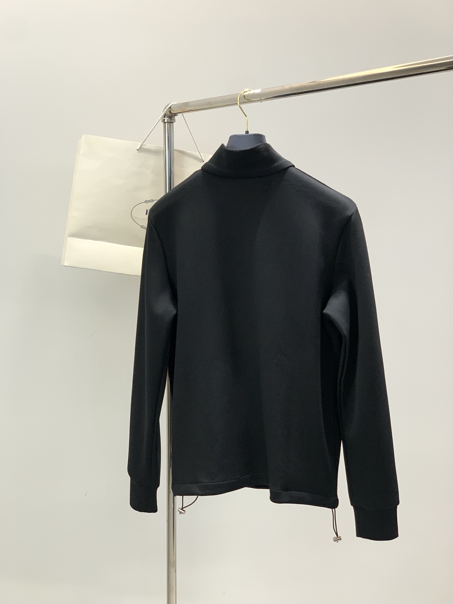 ，PRADA 普拉达，2025秋季最新品，专柜同步有售，时尚休闲夹克外套，进口原版面料，做工极为复杂，唯