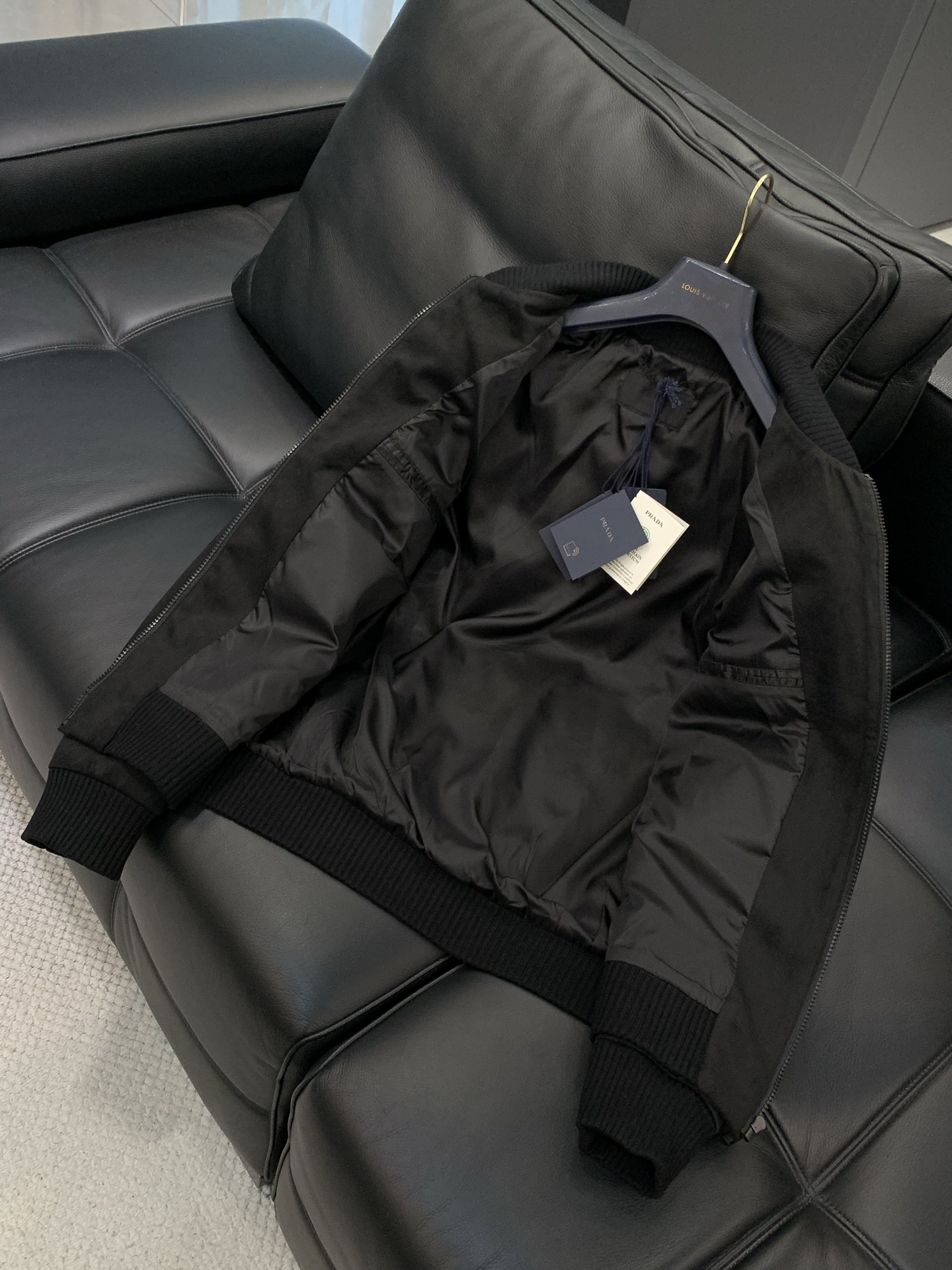 ，PRADA 普拉达，2025秋冬最新品，专柜同步有售，时尚休闲夹克外套，进口原版面料，做工极为复杂，唯