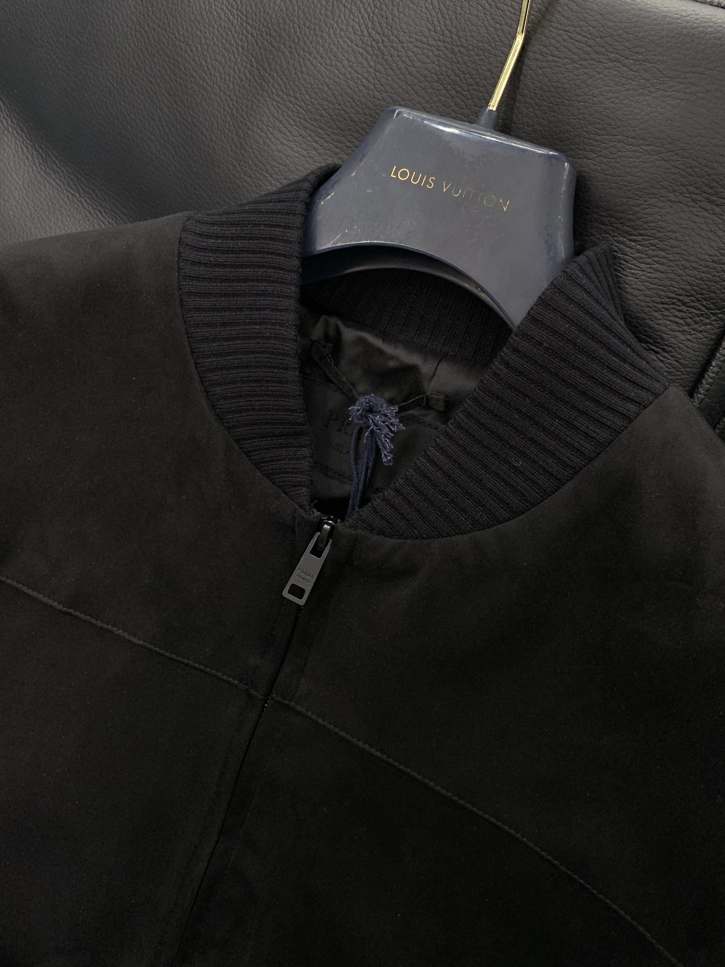 ，PRADA 普拉达，2025秋冬最新品，专柜同步有售，时尚休闲夹克外套，进口原版面料，做工极为复杂，唯