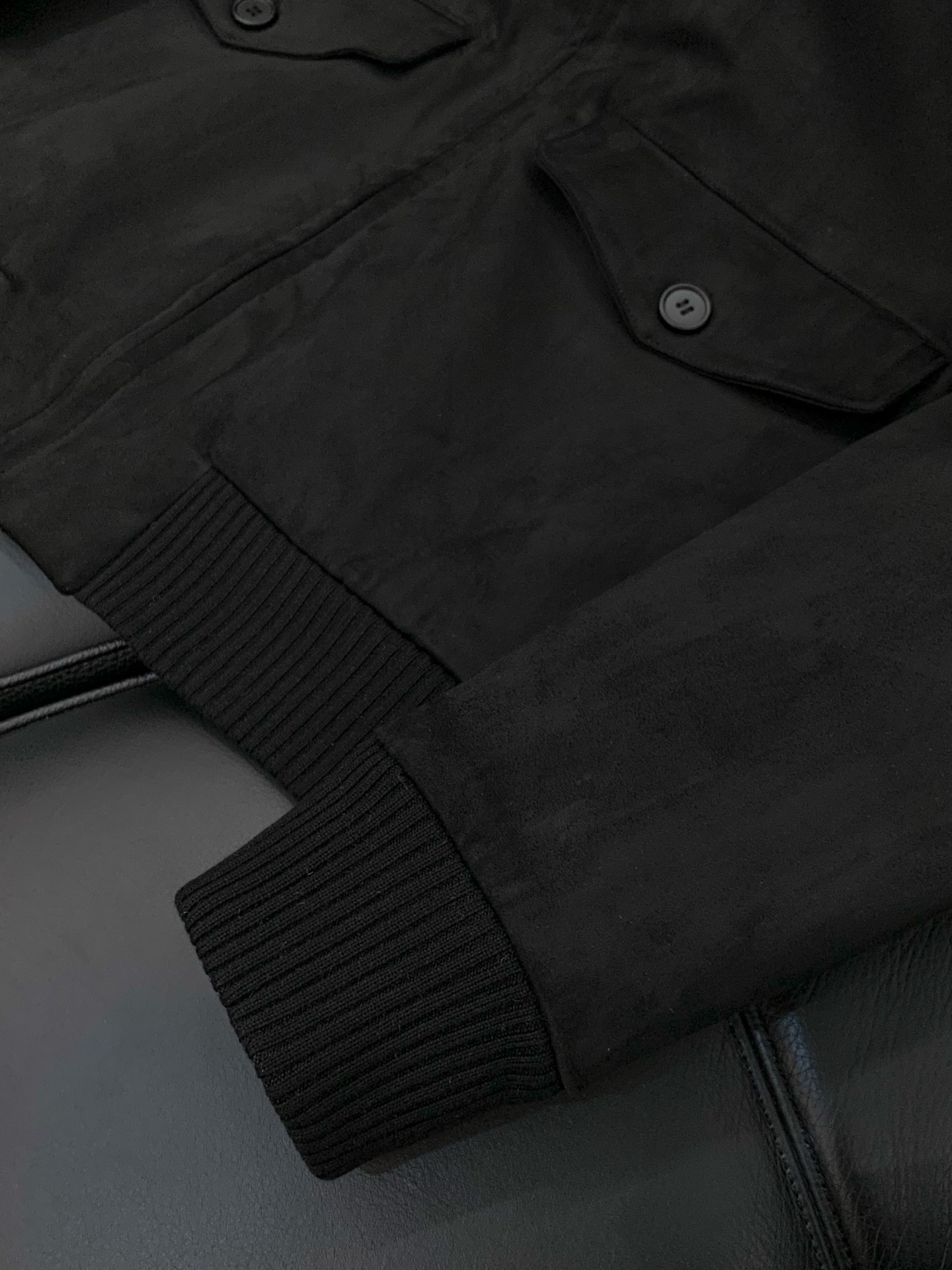 ，PRADA 普拉达，2025秋冬最新品，专柜同步有售，时尚休闲夹克外套，进口原版面料，做工极为复杂，唯