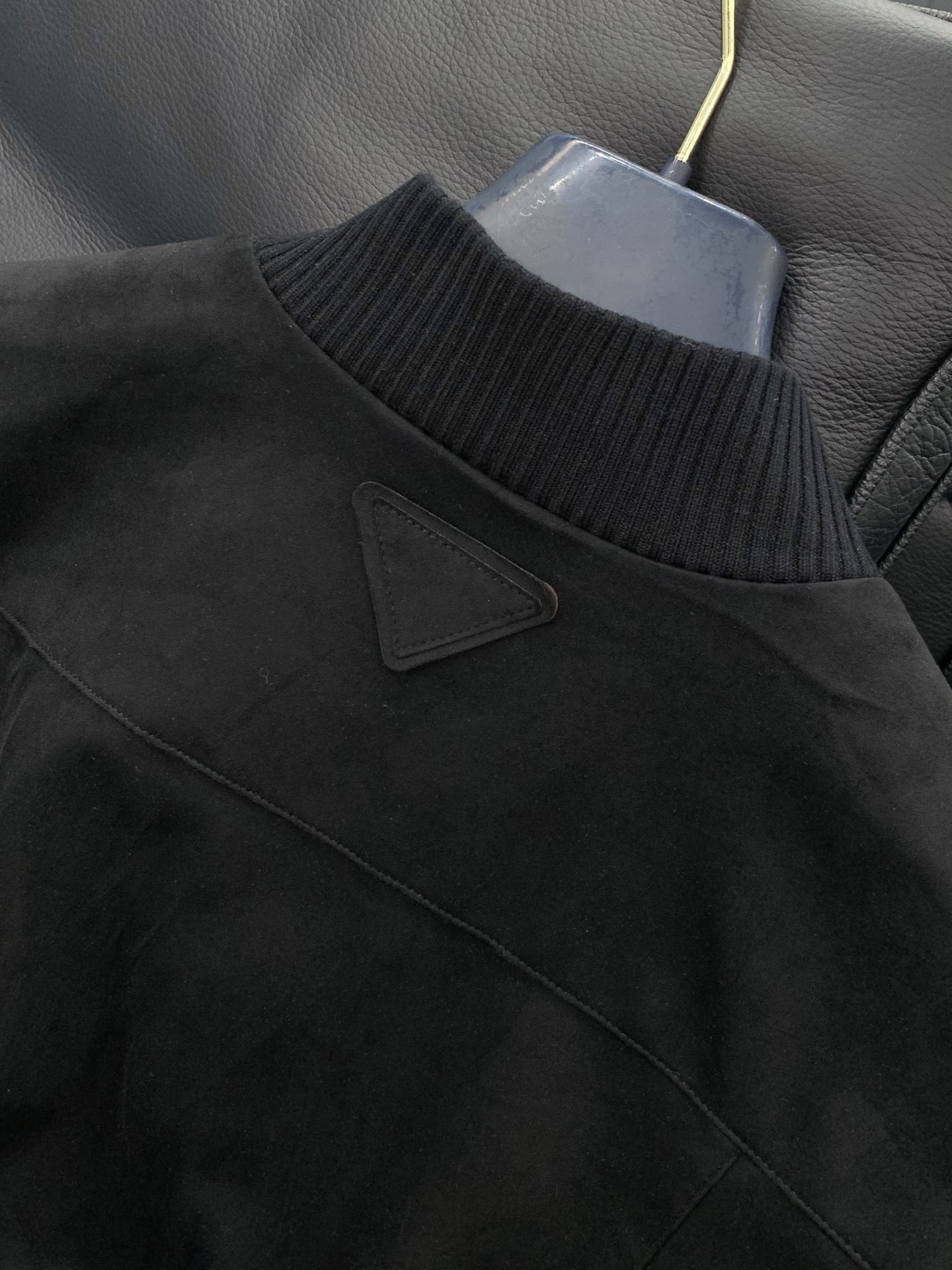 ，PRADA 普拉达，2025秋冬最新品，专柜同步有售，时尚休闲夹克外套，进口原版面料，做工极为复杂，唯