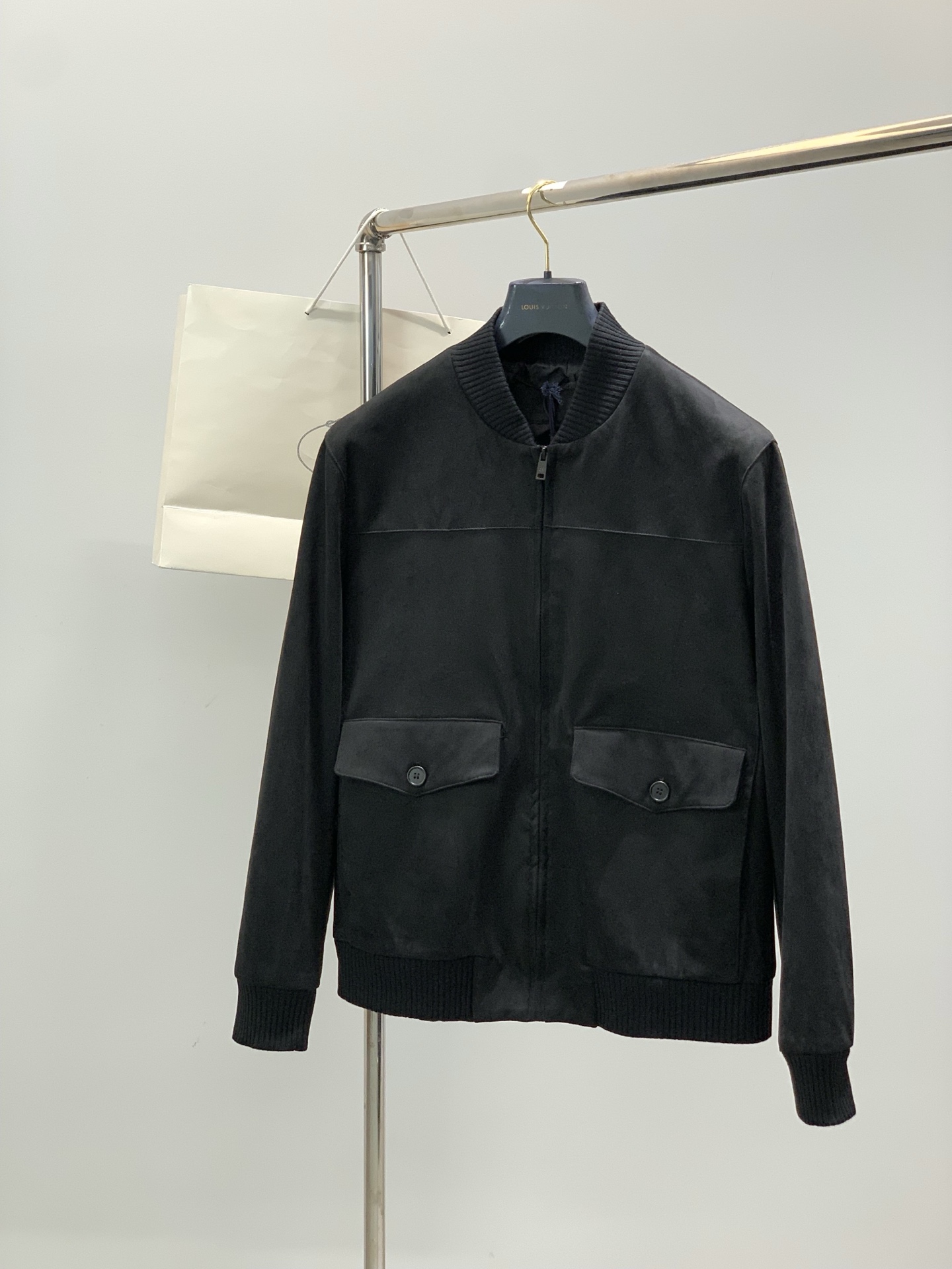 ，PRADA 普拉达，2025秋冬最新品，专柜同步有售，时尚休闲夹克外套，进口原版面料，做工极为复杂，唯