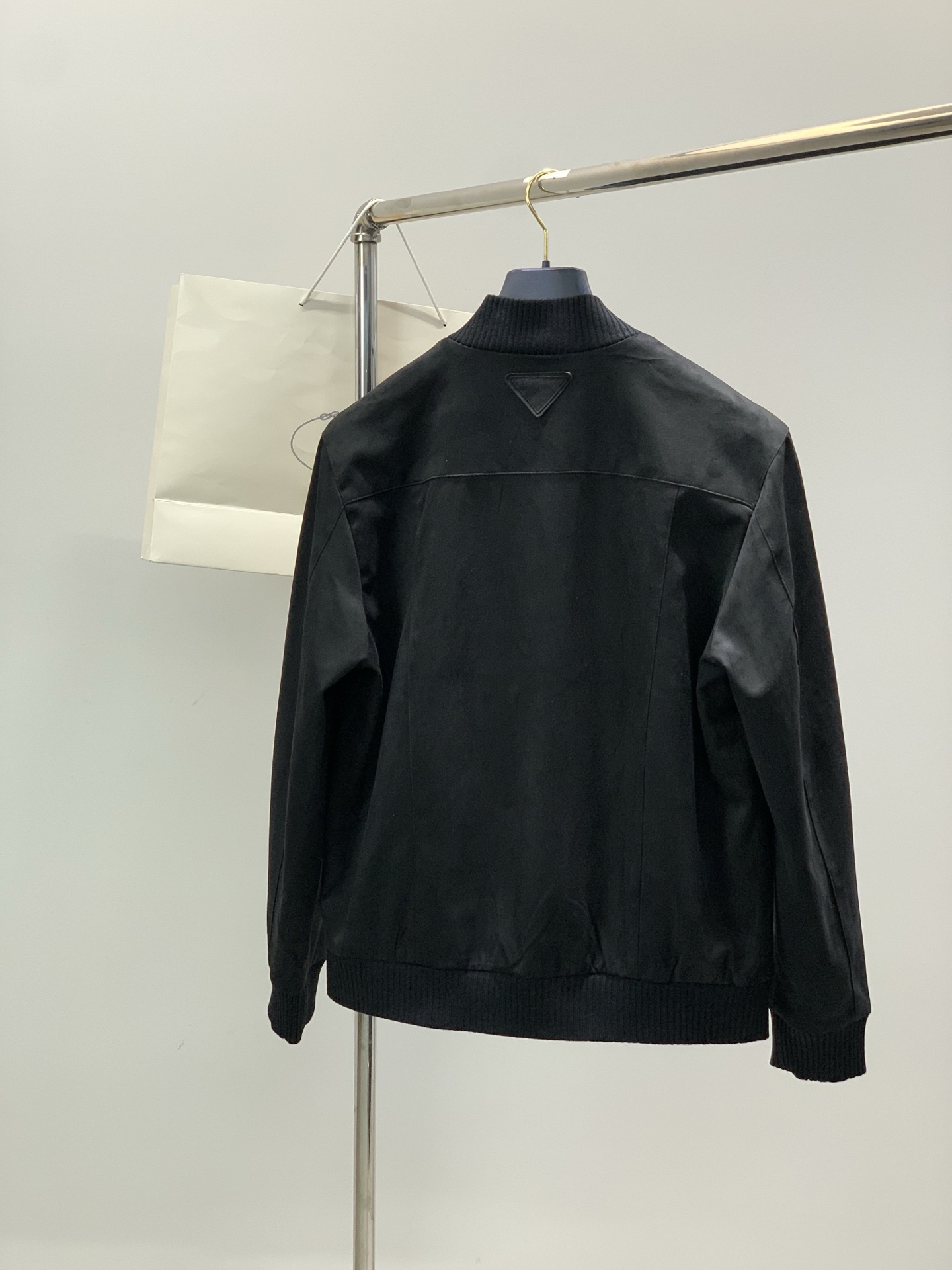 ，PRADA 普拉达，2025秋冬最新品，专柜同步有售，时尚休闲夹克外套，进口原版面料，做工极为复杂，唯