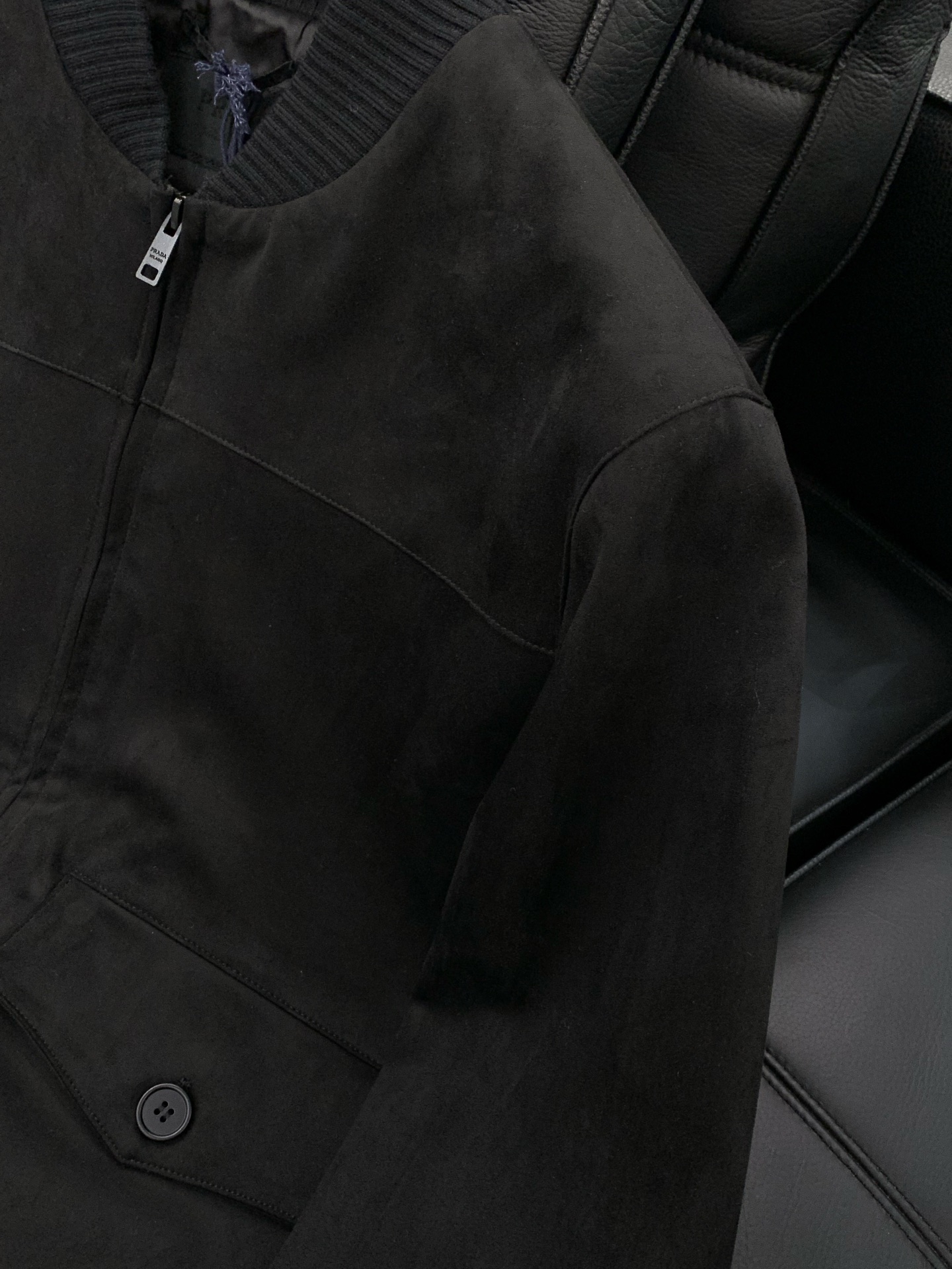 ，PRADA 普拉达，2025秋冬最新品，专柜同步有售，时尚休闲夹克外套，进口原版面料，做工极为复杂，唯