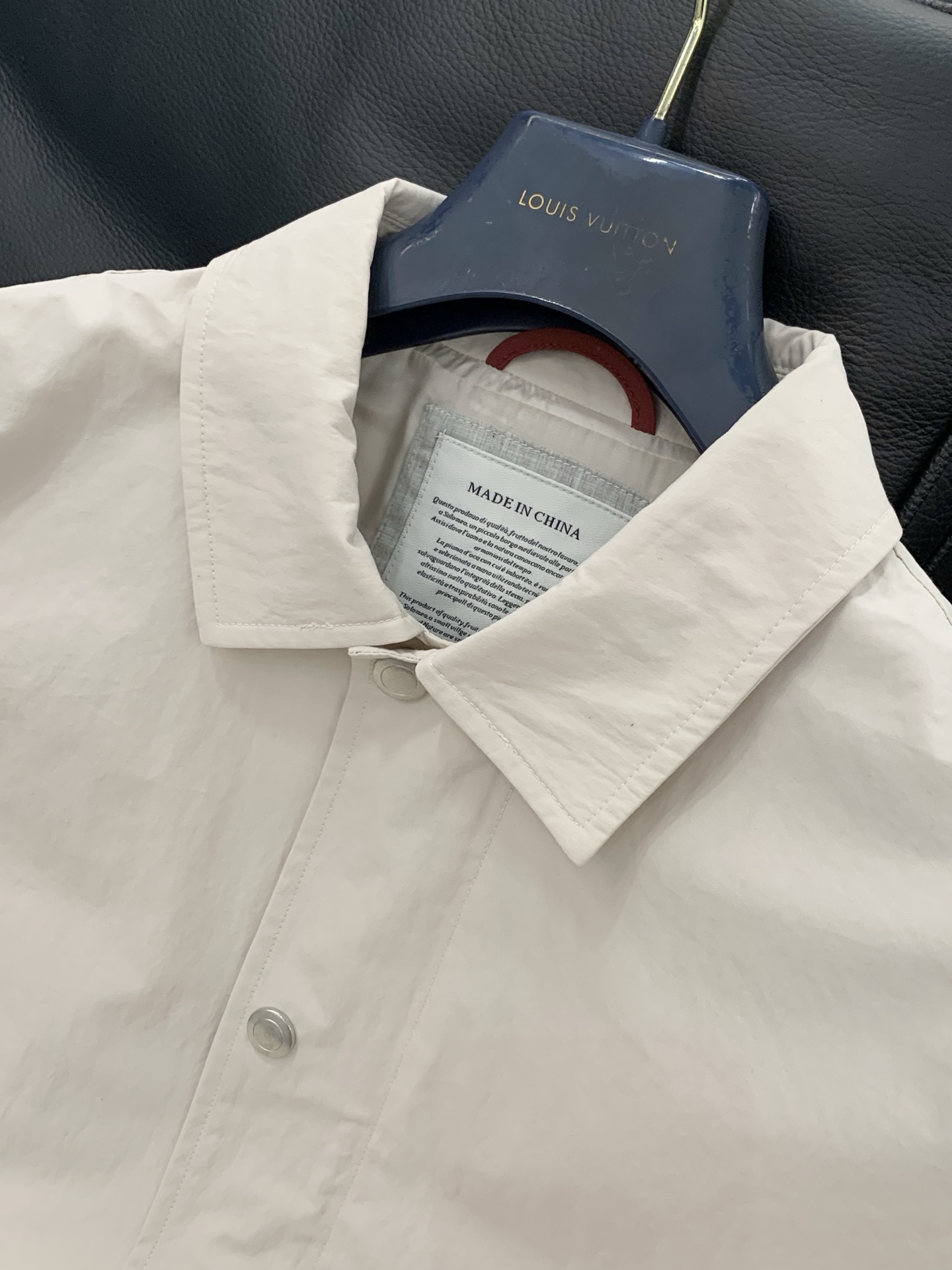 ，意大利神狮，2025秋季最新品，专柜同步有售，原单狠货，时尚休闲夹克翻领外套，采用进口原版面料，顶级刺