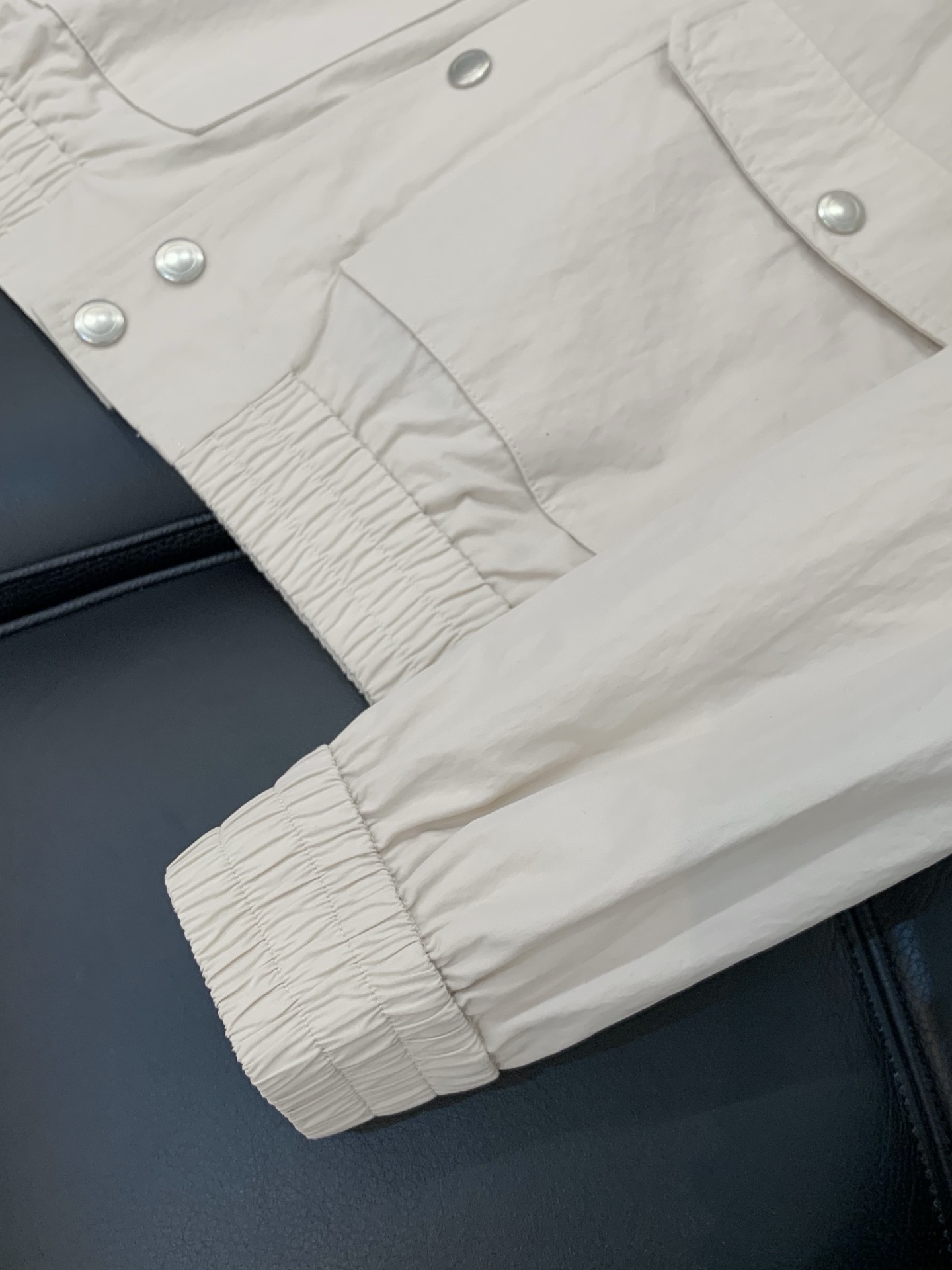 ，意大利神狮，2025秋季最新品，专柜同步有售，原单狠货，时尚休闲夹克翻领外套，采用进口原版面料，顶级刺