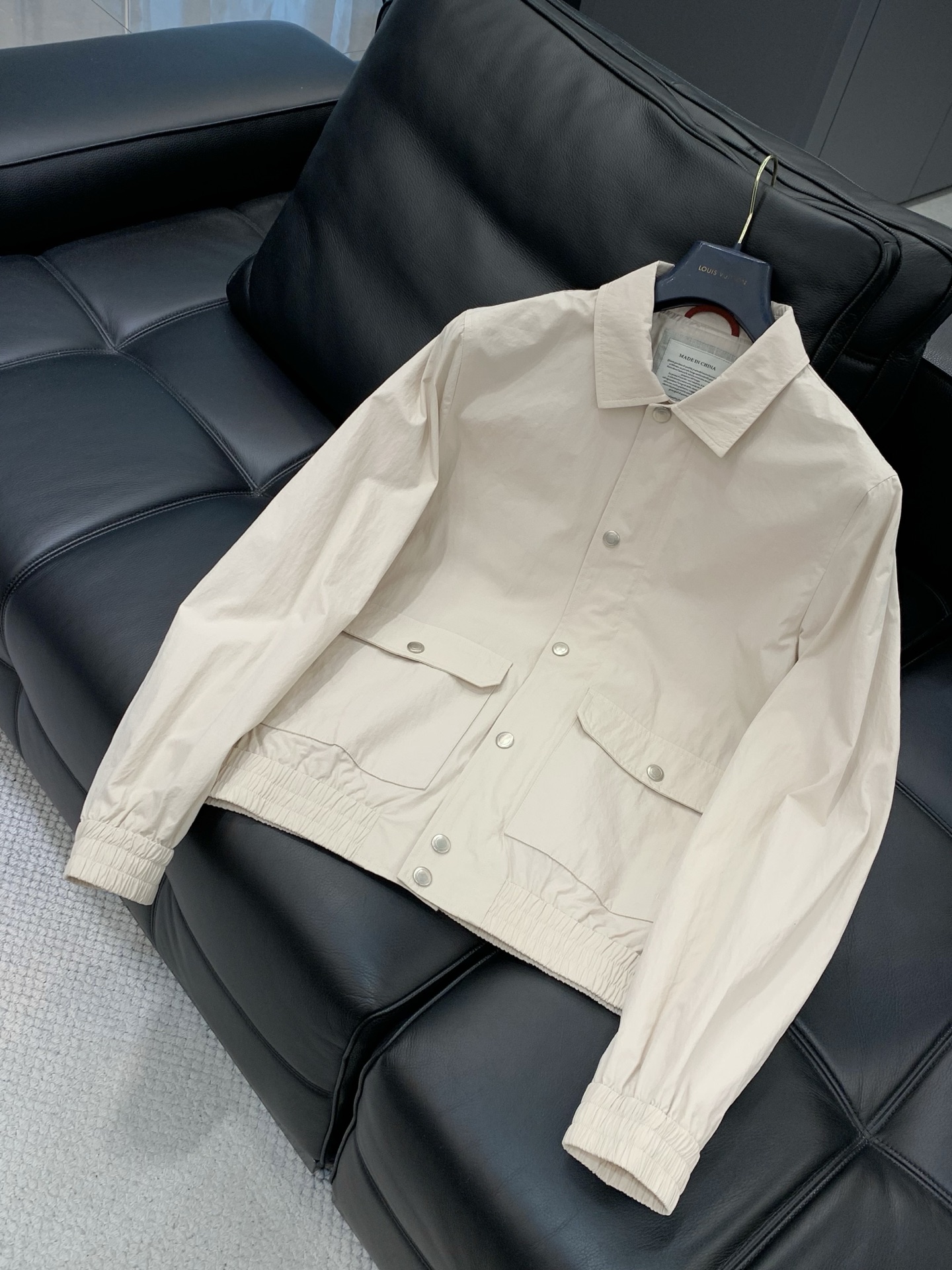 ，意大利神狮，2025秋季最新品，专柜同步有售，原单狠货，时尚休闲夹克翻领外套，采用进口原版面料，顶级刺