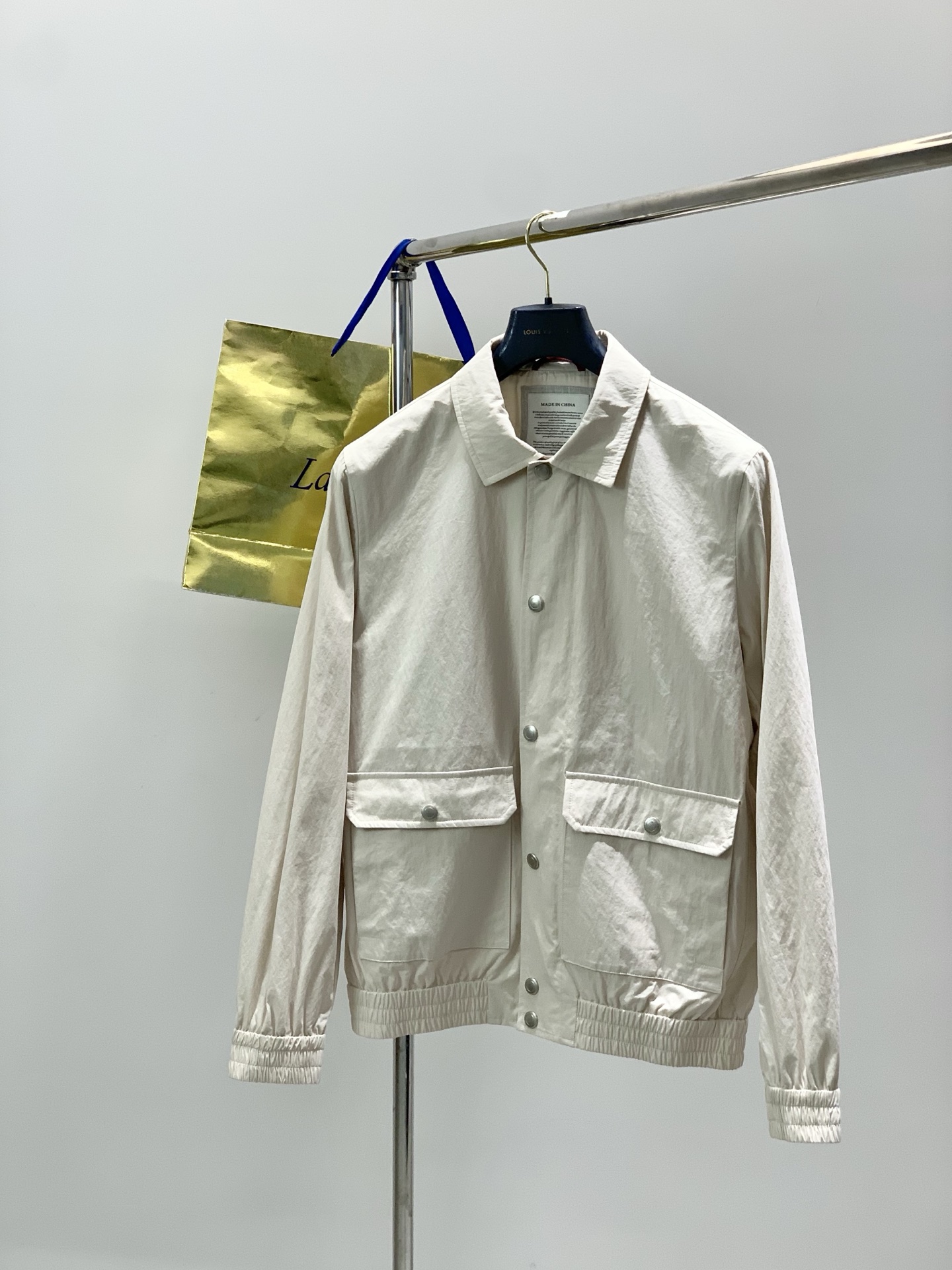 ，意大利神狮，2025秋季最新品，专柜同步有售，原单狠货，时尚休闲夹克翻领外套，采用进口原版面料，顶级刺